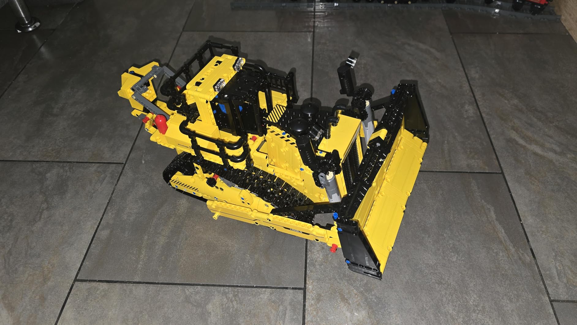 Mould King Bulldozer Technique Building Set, App-Controlled 2.4G RC Bulldozer Truck Construction Vehicle Toys with Engines, DIY Engineering Model Sets for Adults/14+(1508 Pieces) customer photo 1