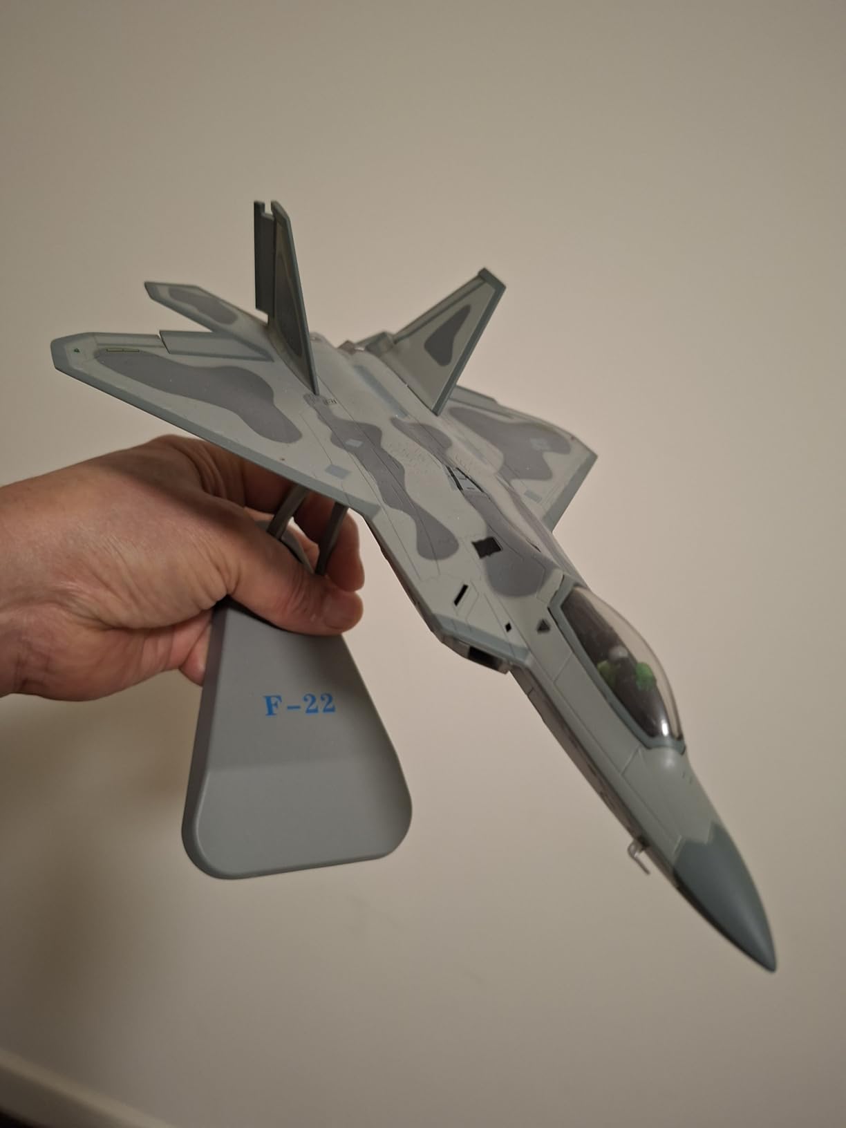 NUOTIE F22 Raptor 1/72 Diecast Metal Aircraft Model Kit USAF Fighter Jet Alloy Airplane Model with Stand for Adult Military Enthusiasts Collections or Creative Gifts (AK 90FS) customer photo 1
