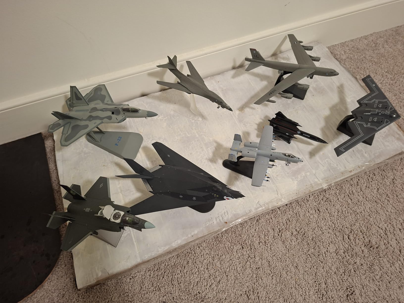 NUOTIE F22 Raptor 1/72 Diecast Metal Aircraft Model Kit USAF Fighter Jet Alloy Airplane Model with Stand for Adult Military Enthusiasts Collections or Creative Gifts (AK 90FS) customer photo 2
