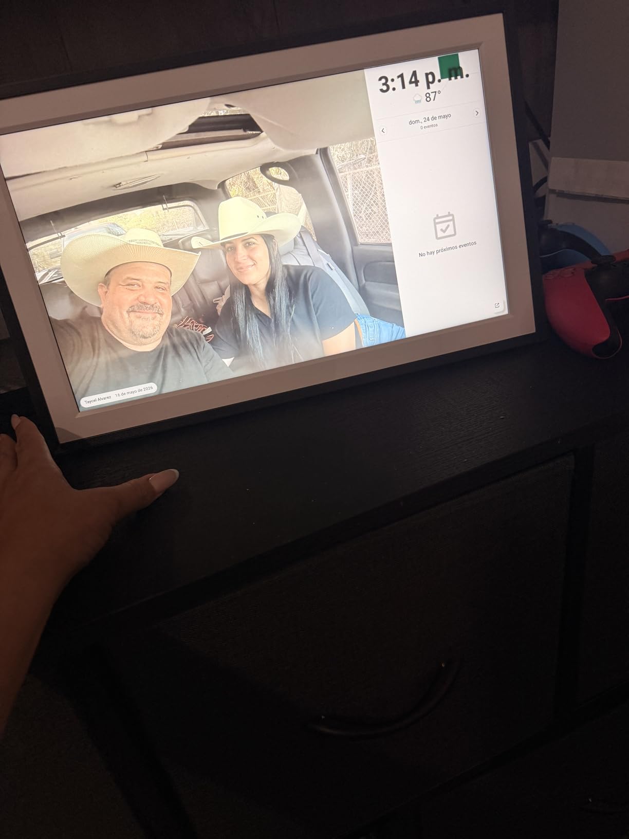Digital Picture Frame, Frameo 15.6 Inch Large Digital Photo Frame WiFi, 1920*1080 IPS FHD Touch Screen, 32GB, Tabletop & Wall-Mounted, Electronic Photo Frame, Share Video, Birthday, Wedding, for Mom customer photo 2