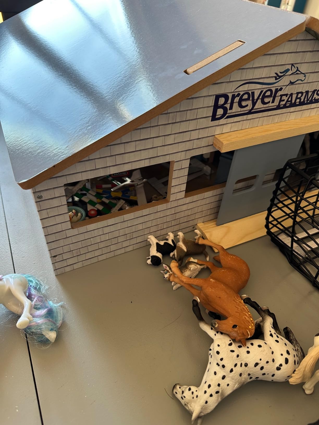 Breyer Horses Breyer Farms Deluxe Arena Stable | 24 Piece Playset | 2 Stablemates Horses Included | 24.25