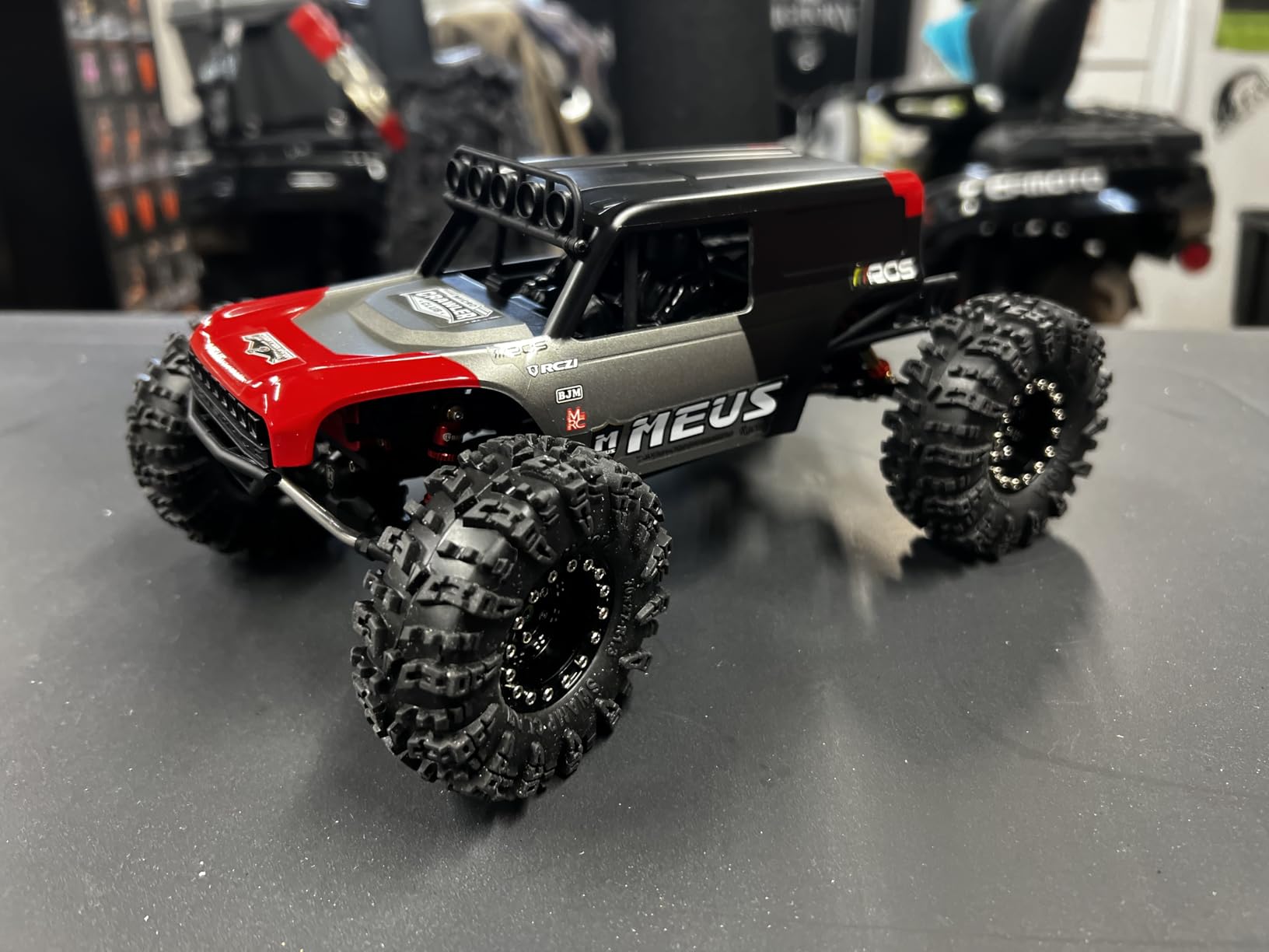 MEUS RACING MB24 SCX24 Body 5.2in 132MM Body Shell ABS+Nylon Carbon Fiber Chassis for 1/24 Axial SCX24 Bronco JLU B-17 C10(Green) customer photo 1