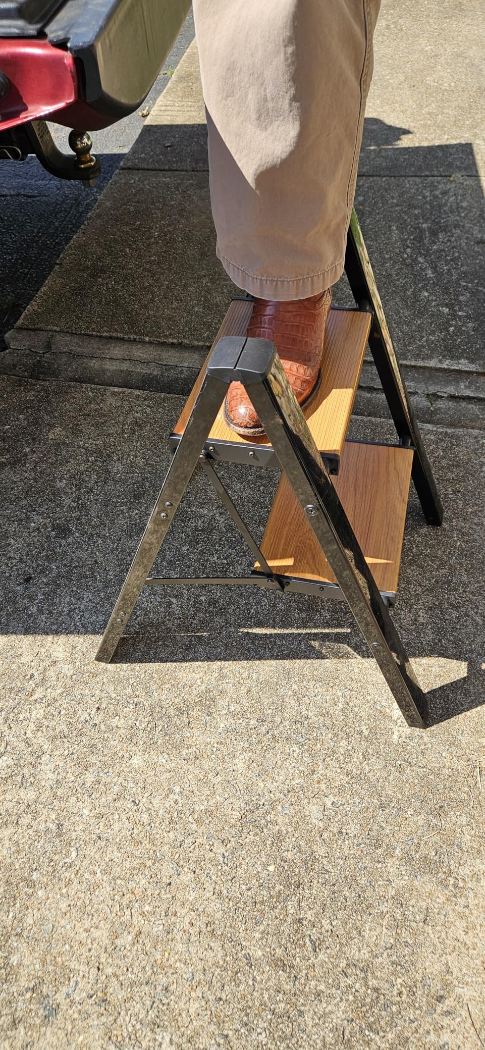 Taranta 2-Step Aluminum Ladder, Lightweight Folding Step Stool with Extra-Wide Anti-Slip Steps, 330 lbs Capacity, Compact Space-Saving Design for Home, Kitchen customer photo 1