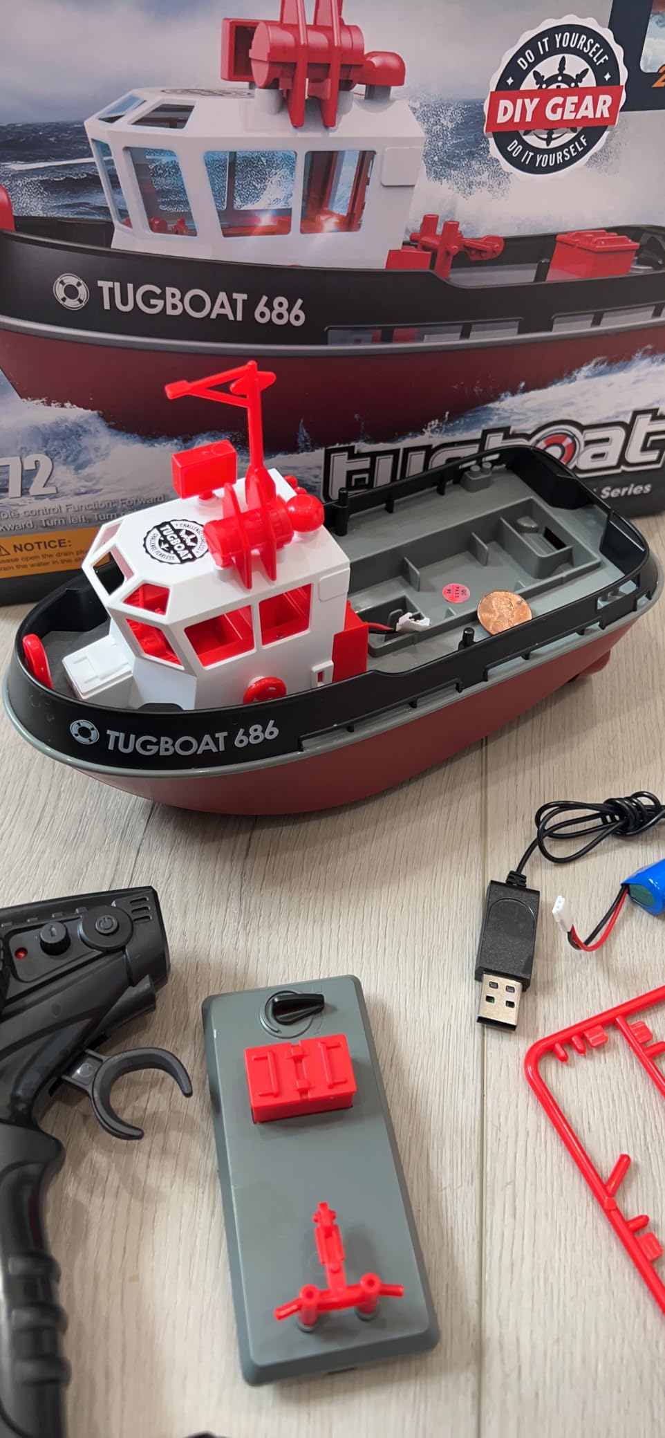 RC Boat, 1/72 2.4Ghz RC Tugboat for Pools and Lakes, High-Speed Remote Control Boat Ship with Low Battery Reminder Boats Water Toys - RTR Version (Black+Red) customer photo 1