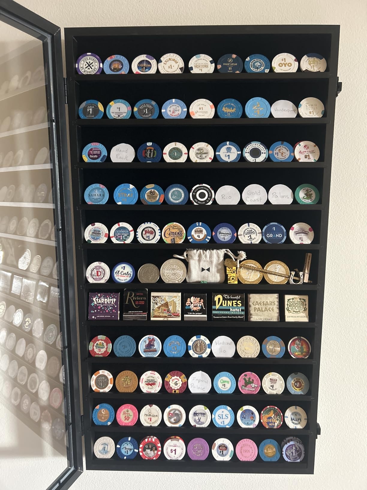 Jinchuan Military Challenge Coin Display Case Lockable Cabinet Holder Shadow Box with Removable 2 Grooves Shelves and Anti Fade Acrylic Glass for Casino Poker Chips Collectibles, Extra Large - Black customer photo 1