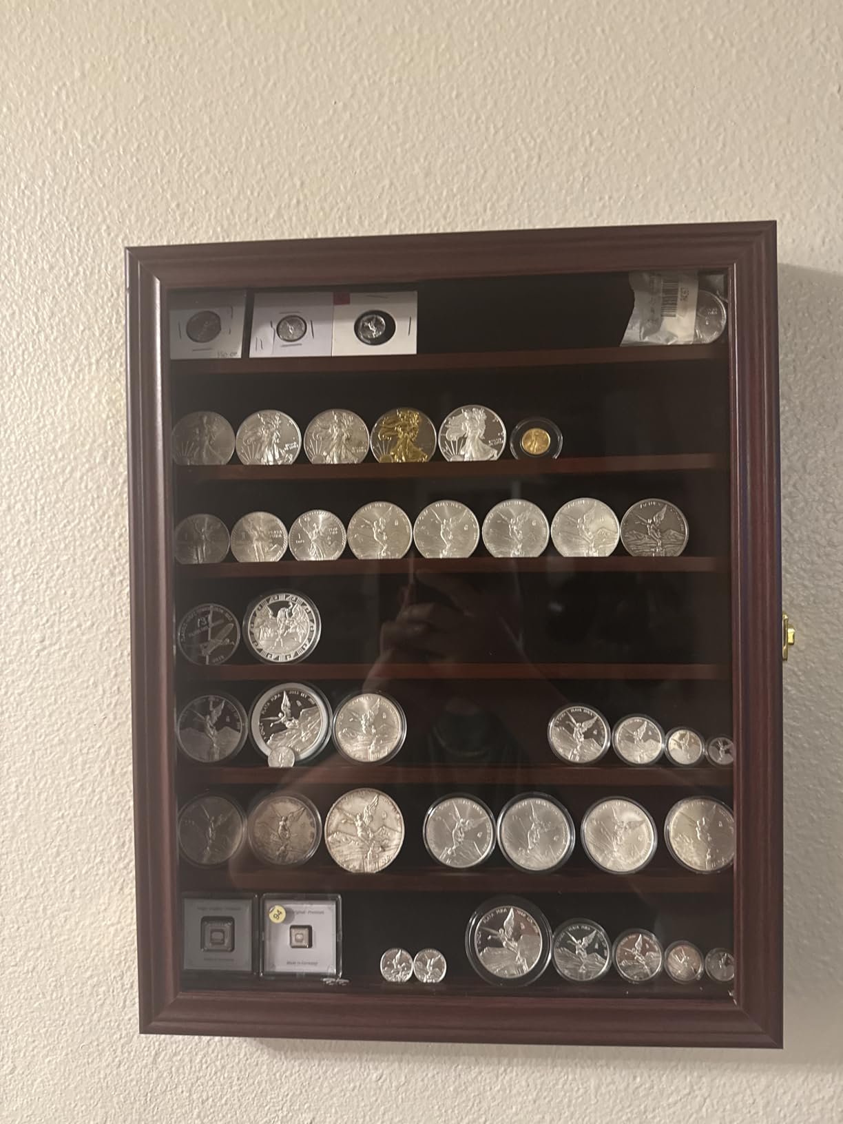 Jinchuan Military Challenge Coin Display Case Lockable Cabinet Holder Shadow Box with Removable 2 Grooves Shelves and Anti Fade Acrylic Glass for Casino Poker Chips Collectibles, Extra Large - Black customer photo 2