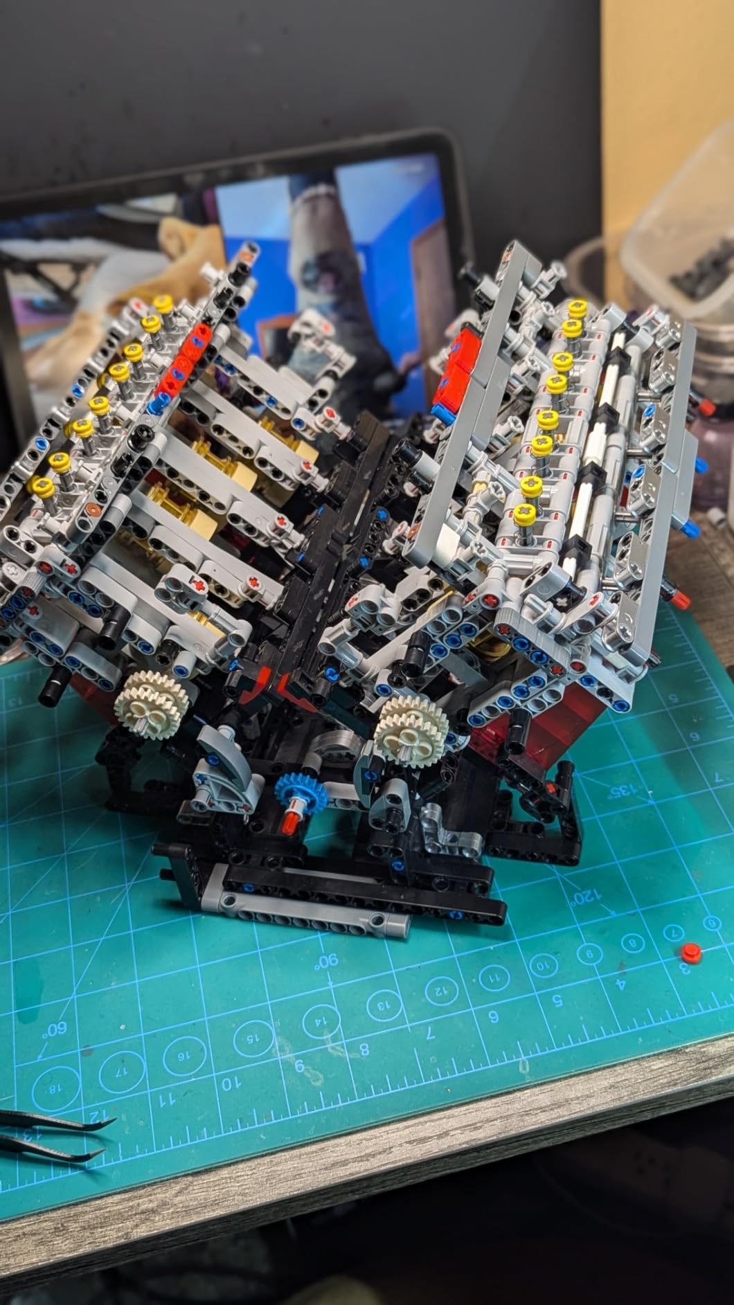 Mould King 10130 V8 Engine Model Kit, Surper Car Engine that Works with Motor, Buildabe STEM Physical Science Educational Toy, Hobby Building Set for Adults (2718 Pieces) customer photo 2