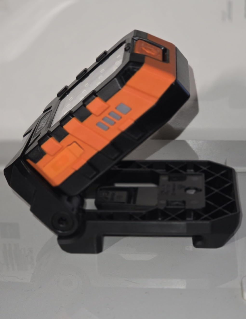 Klein Tools 56416 Rechargeable LED Work Light, 1000-Lumens, Magnetic Work Light with 3 Modes, 360-Degree Rotation and Kickstand, Compatible with MODbox Rail System customer photo 2