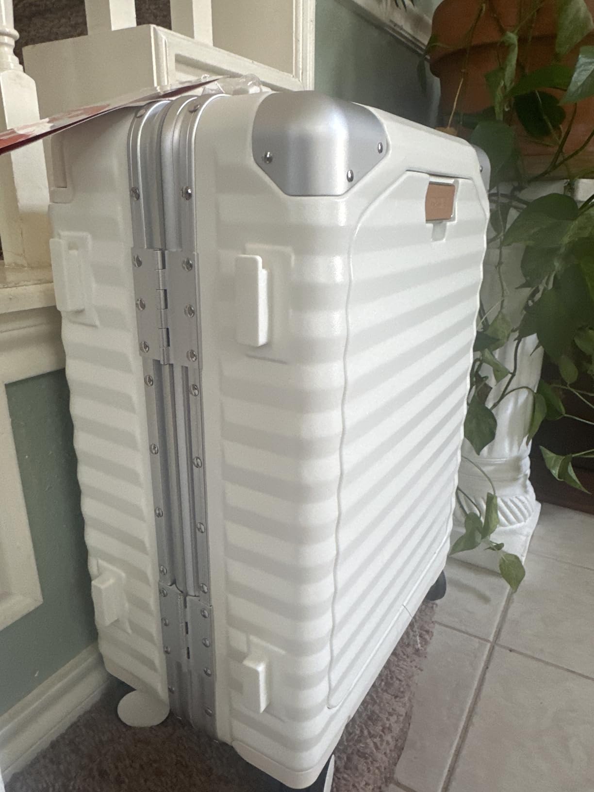 20 Inch Carry On Luggage with Aluminium Frame and Front Pocket, PC Hardshell Suitcase with USB Port and Cup Holder, 21.5x14.2x9 Airline Approved, Luggage with Spinner Wheels and TSA Lock, White customer photo 2