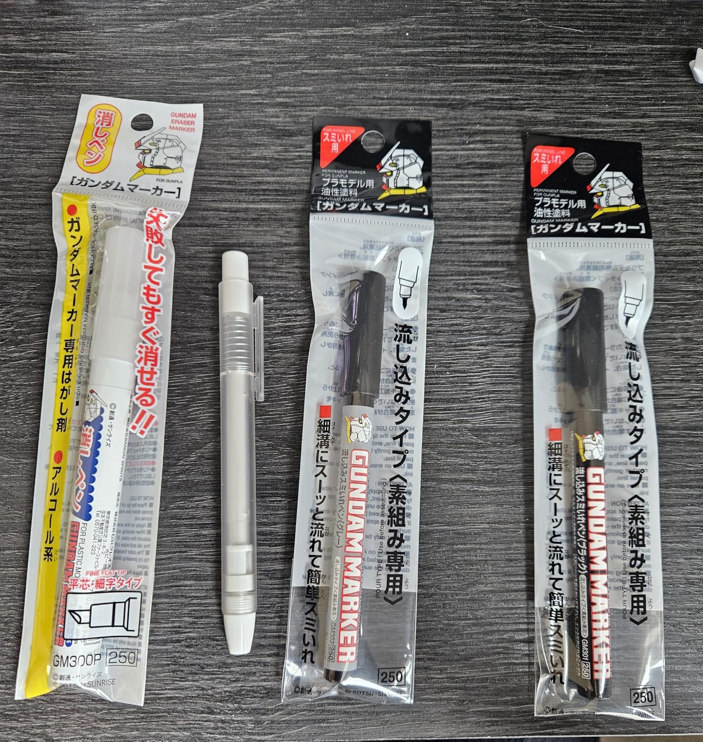 GSI Creos Gundam Marker Pour Type GM301 Black & GM302 Gray & Eraser Pen GM300 & Knock-Type Eraser Flow-in Type Panel Lining Pens customer photo 2