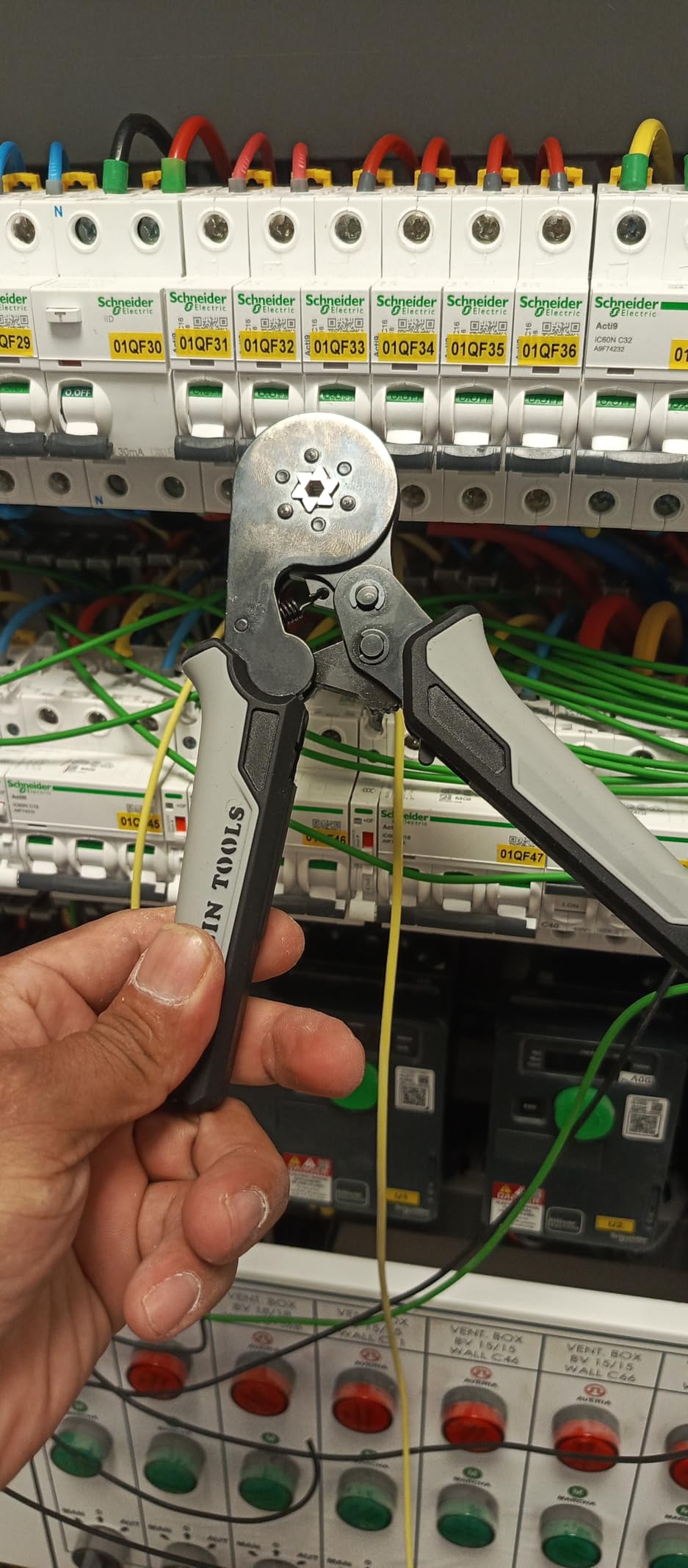 Klein Tools 34061 Ferrule Crimping Tool Set with Ratcheting Hex Crimper Pliers, 1200 Wire Terminals (10-22 AWG), and Soft Carrying Case for Electrical Applications customer photo 1
