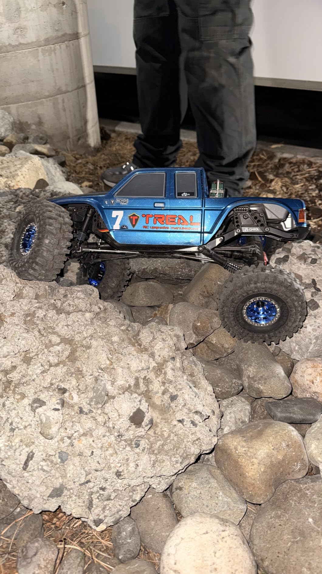 RC Truck 1/10 SCX10 III Coyote 4X4 RTR (Battery and Charger Not Included) Brushed Rock Crawler, Silver, AXI-2036T1 customer photo 2