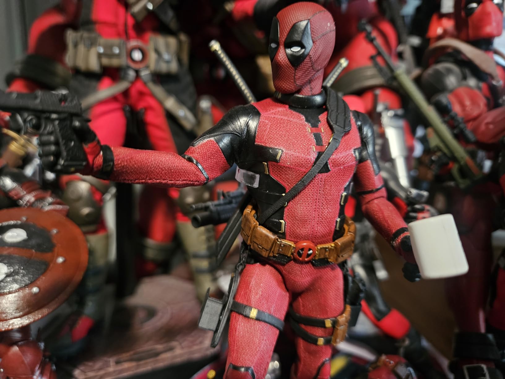 Mezco Toyz One:12 Collective Deadpool & Wolverine: Deadpool 1/12 Scale Collectible Figure customer photo 1