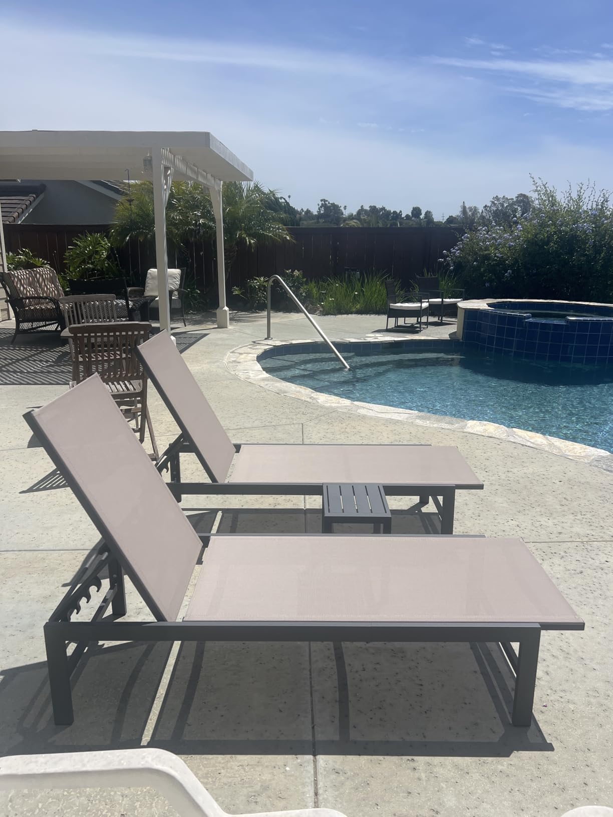 Vexwalx Outdoor Lounge Chair for Pool, Aluminum Chaise Lounge Chairs with 5-Position Recliner, Patio Lounge Chair for Backyard, Poolside, Deck, Lawn (Khaki) customer photo 2