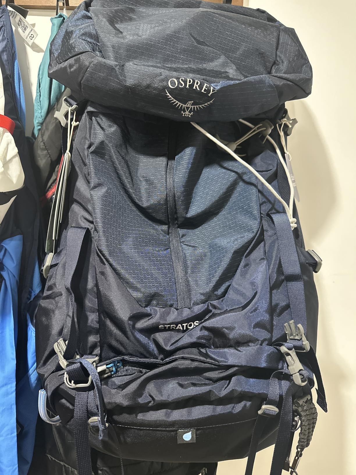 Osprey Stratos 44L Men's Hiking Backpack - Lightweight Backpacking Pack with Waterproof Raincover - Camping Bag, Raven Black customer photo 1