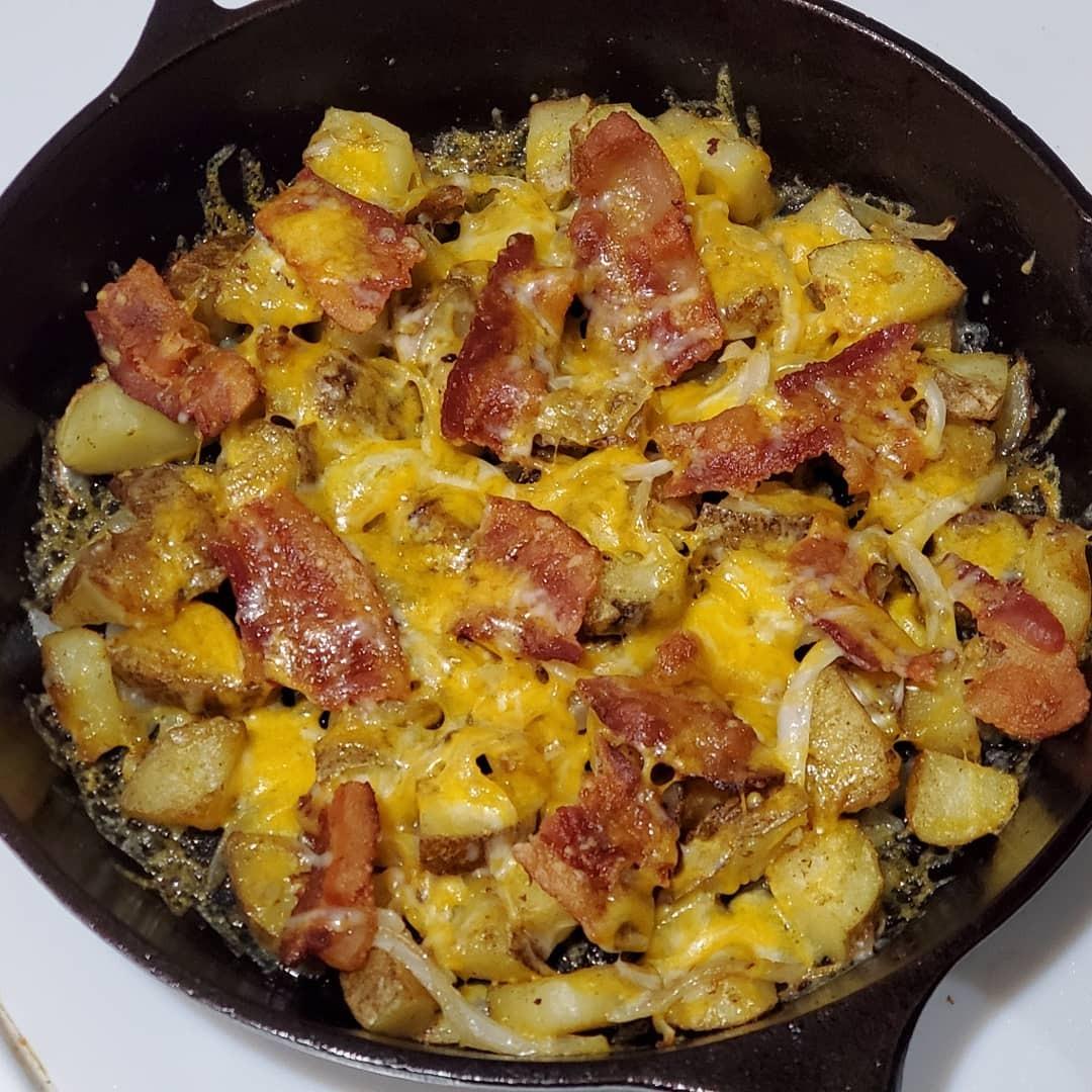 Lodge Seasoned Cast Iron Skillet 10.25 Inches - PFAS-Free, Non-Toxic Cookware - Use with an Oven, Stove, Grill, or Campfire - Naturally Non-Stick & Oven Safe customer photo 2