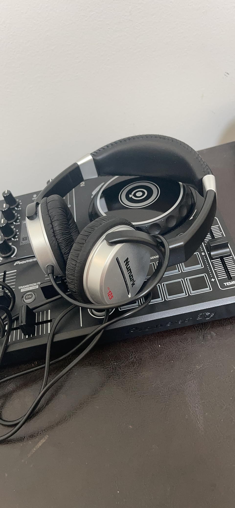 Numark HF125 Compact Recording and Monitoring DJ Headphones with 6ft Cable, 40mm Drivers for Extended Response, Closed-Back Design for Sound Isolation customer photo 1
