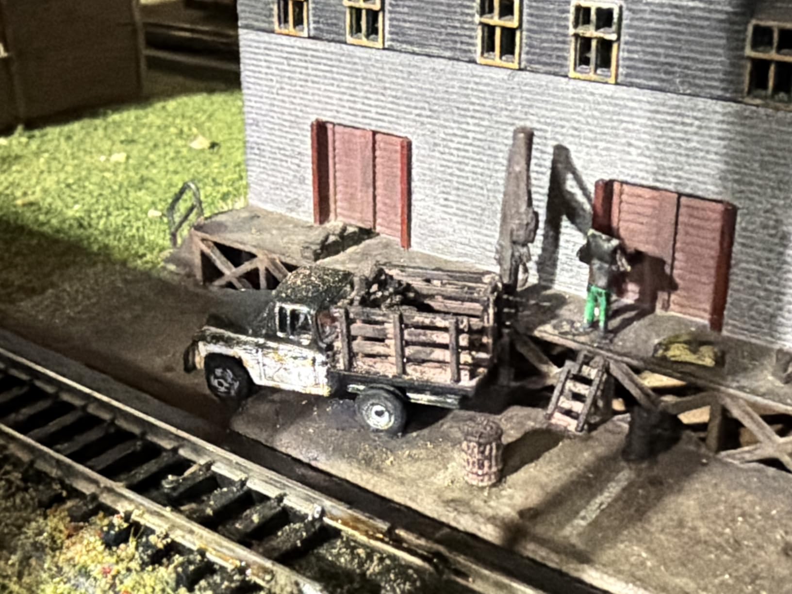 Woodland Scenics Henry's Haulin 1955 Chevy Truck w/Figure & Acc. N Scale customer photo 1