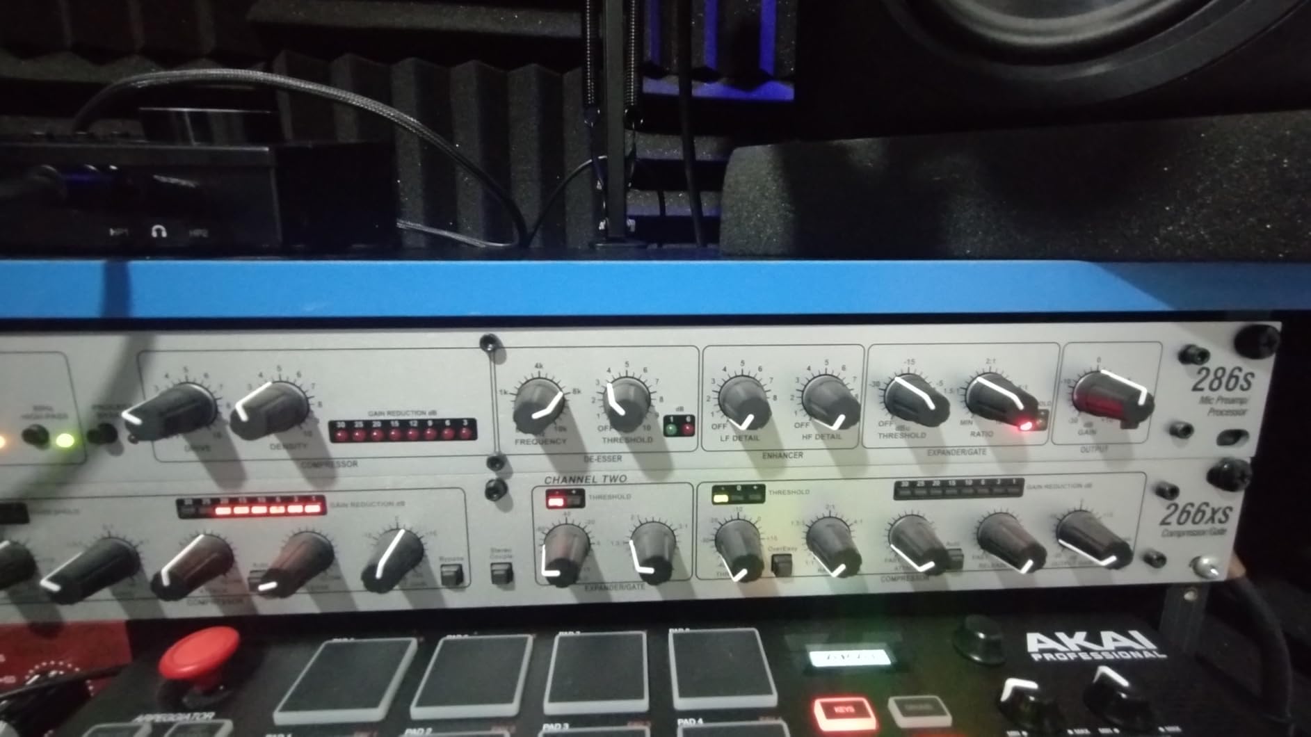dbx DBX286SV Instrument, Microphone Preamp & Channel Strip Processor, with Compression, De-Esser, Enhancer, Expander/Gate, Loop-Out customer photo 2