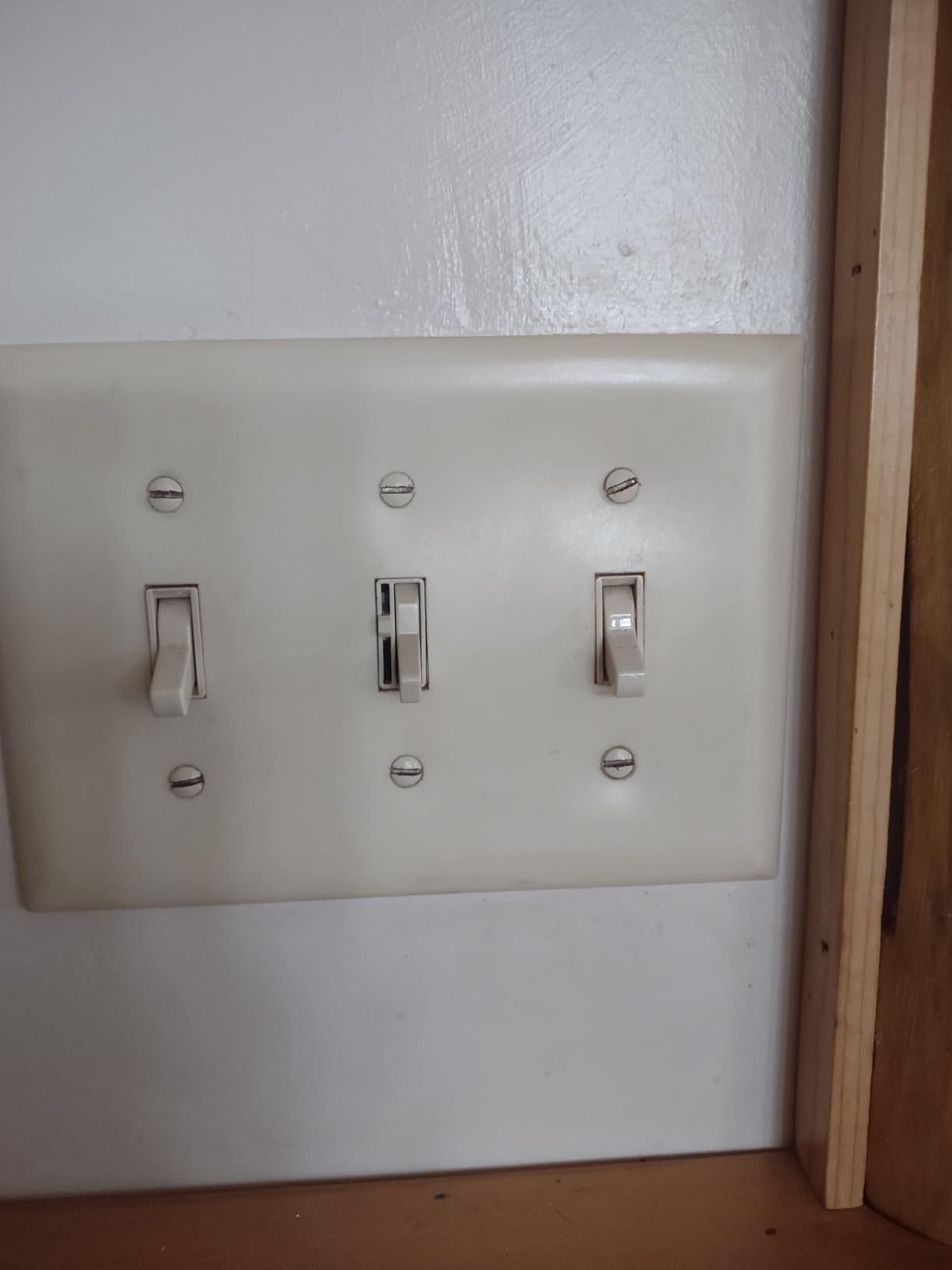 Lutron Ariadni/Toggler LED+ Dimmer Switch, Toggle Dimmer, Single Pole/3-way | For Dimmable LEDs, flicker-free dimming, broad compatibility, easy install, no neutral required, AYCL-153P-WH, White customer photo 2