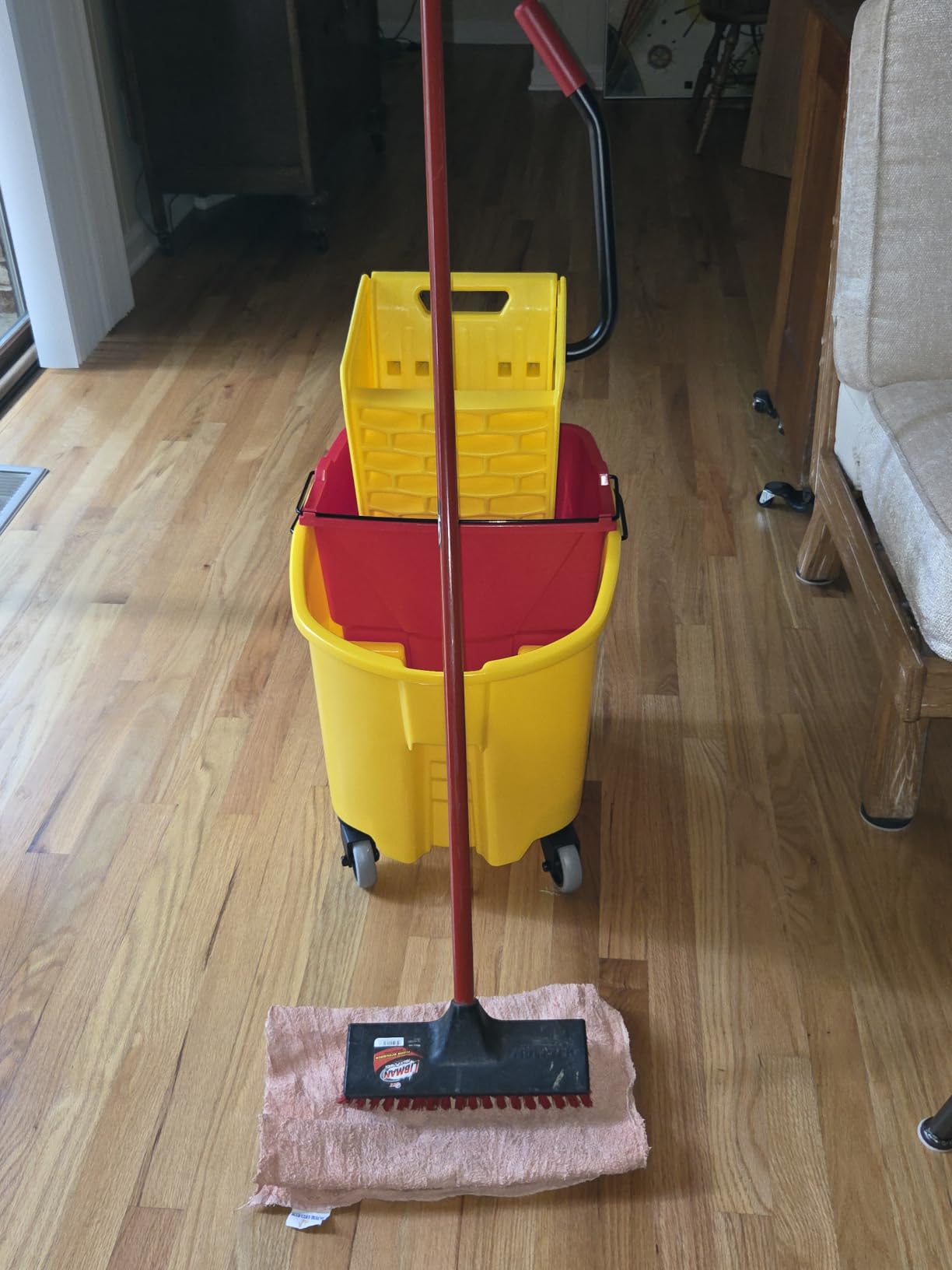 Rubbermaid Commercial Products WaveBrake 26 Qt. Side-Press Mop Bucket and Wringer Combo on Wheels, Yellow customer photo 1