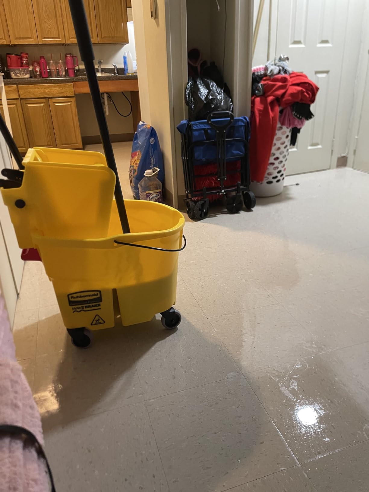 Rubbermaid Commercial Products WaveBrake 26 Qt. Side-Press Mop Bucket and Wringer Combo on Wheels, Yellow customer photo 2