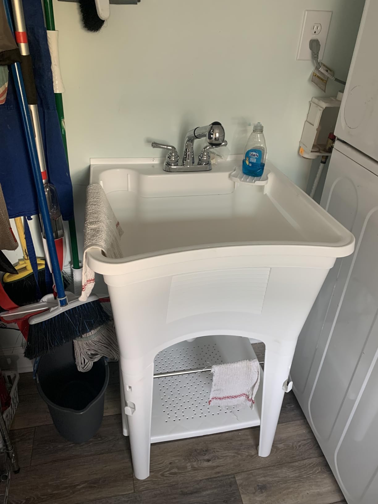 Zenna Home Utility Sink Laundry Tub with Pull-Out Faucet, All-in-One Freestanding Utility Tub for Laundry Room, Basement, Garage, Outdoor Kitchen, 24