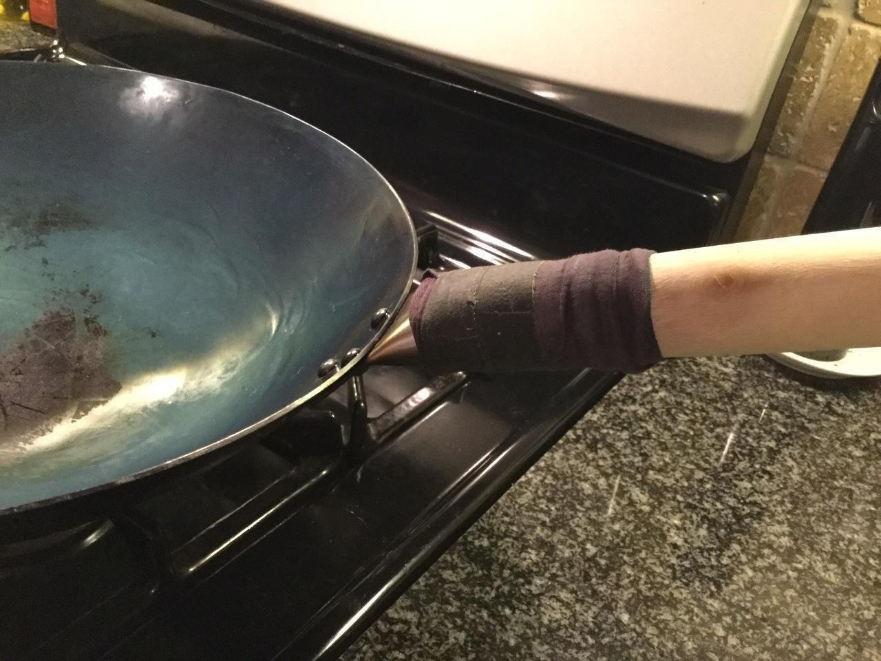 Craft Wok Traditional Hand Hammered Chinese Carbon Steel Wok with Wooden and Steel Helper Handle (14 Inch, Round Bottom Pow Wok Pan) / 731W88 customer photo 1