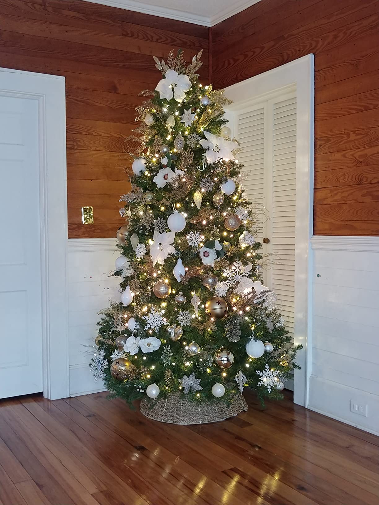 National Tree Company 6ft Unlit Dunhill Fir Artificial Full Christmas Tree | 1,430 Tips, Includes Stand, Green customer photo 2