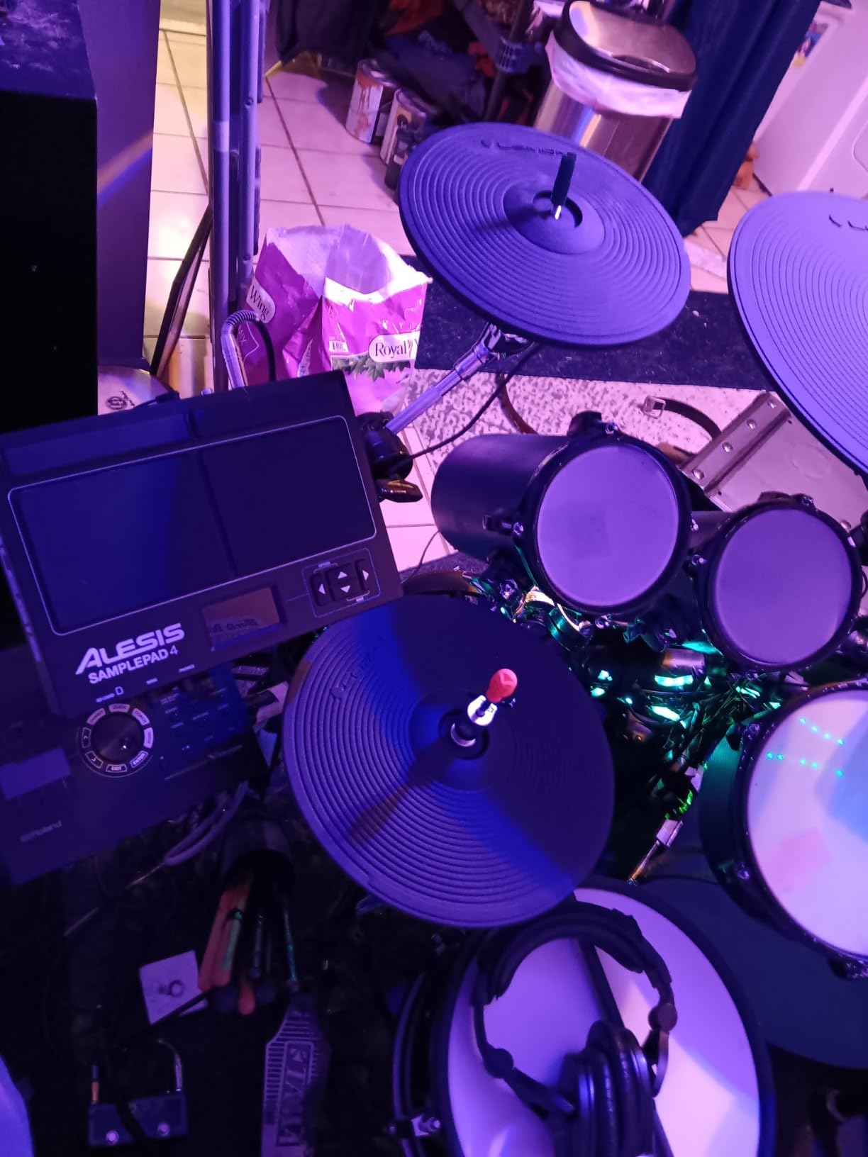 Alesis SamplePad 4 - Compact Percussion and Sample Triggering Instrument with 4 Velocity-Sensitive Pads, 25 Drum Sounds and SD/SDHC Card Slot customer photo 2