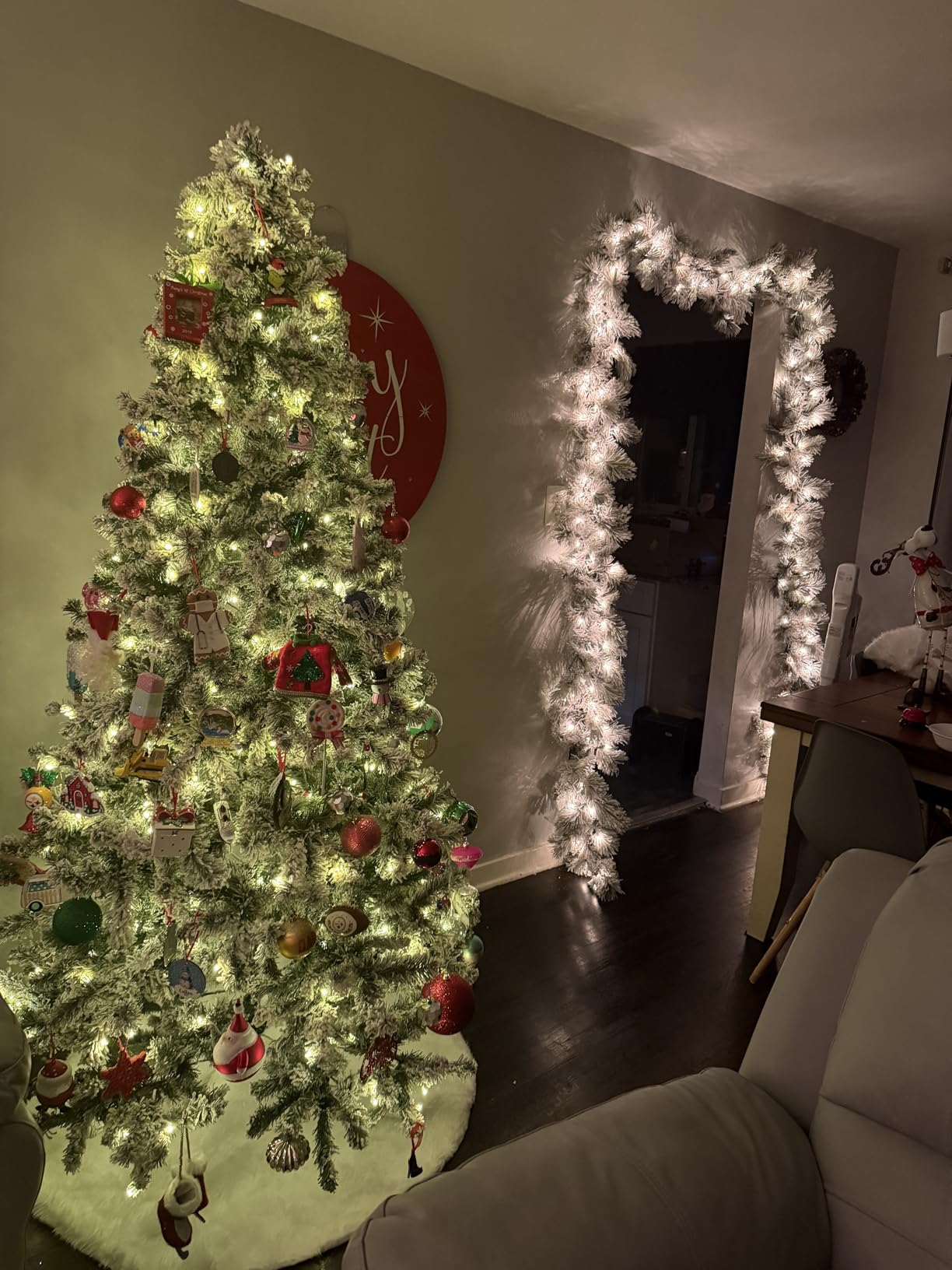 National Tree Company 9 ft Pre-Lit Snowy Bristle Pine Artificial Christmas Garland, Christmas Decoration with 70 Clear Lights, 75 Tips, Green customer photo 1