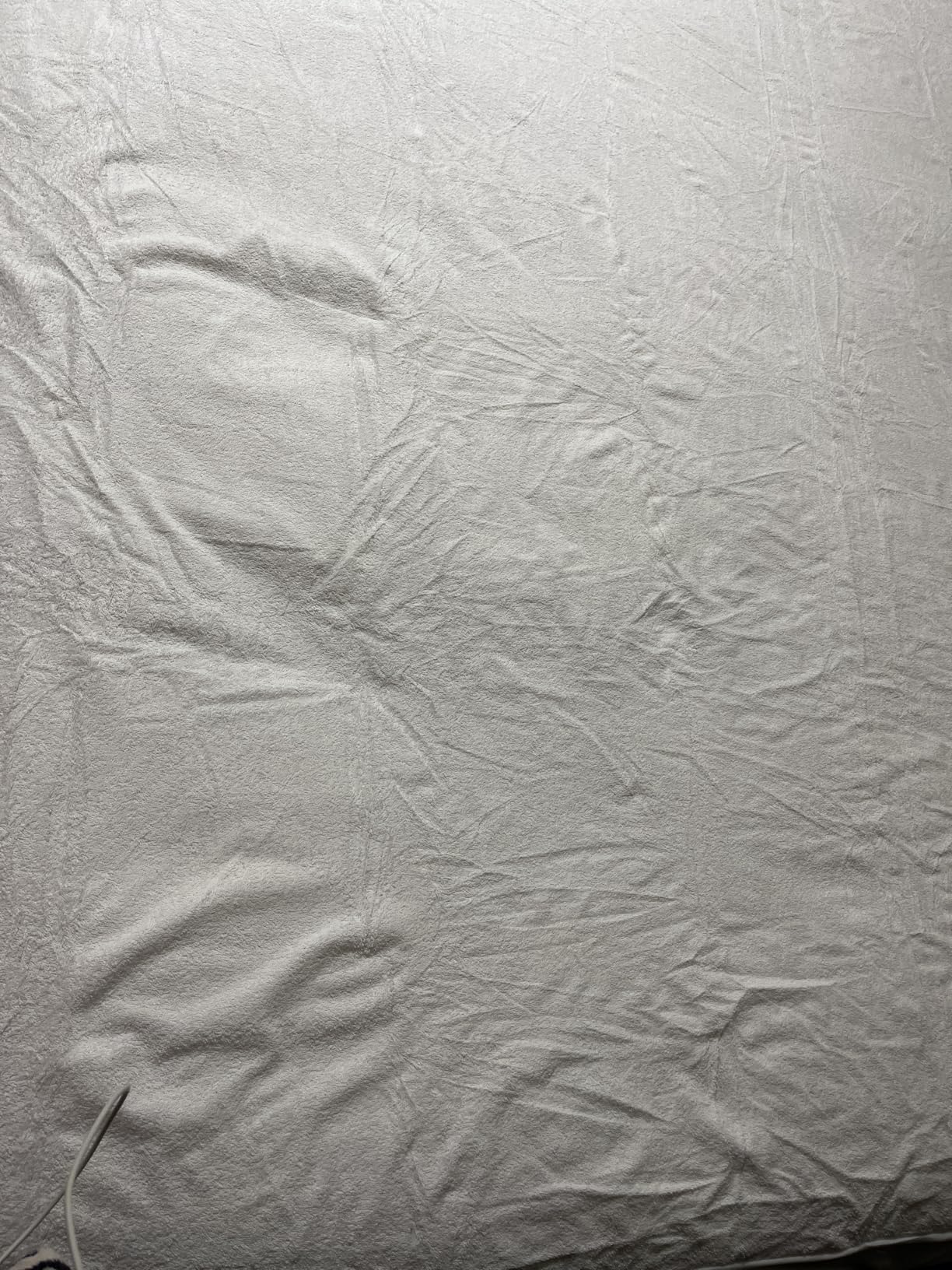 Amazon Basics Waterproof Breathable Mattress Protector, Queen Size, 18 inch Deep, Machine Washable, White customer photo 1
