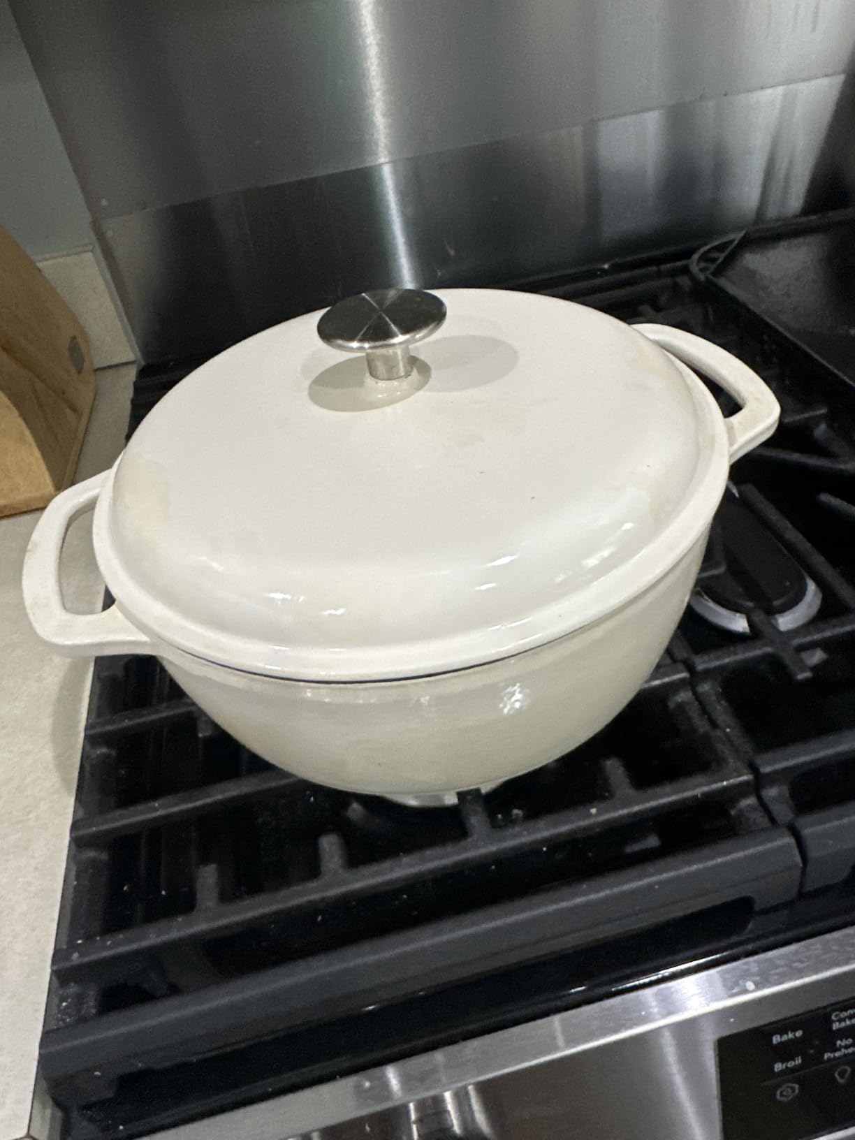 Amazon Basics Enameled Cast Iron Dutch Oven Pot with Lid, Round, Dual Handles, Heavy-Duty, Oven Safe for Stews, Roasting, Baking, 6-Quart, Red customer photo 1
