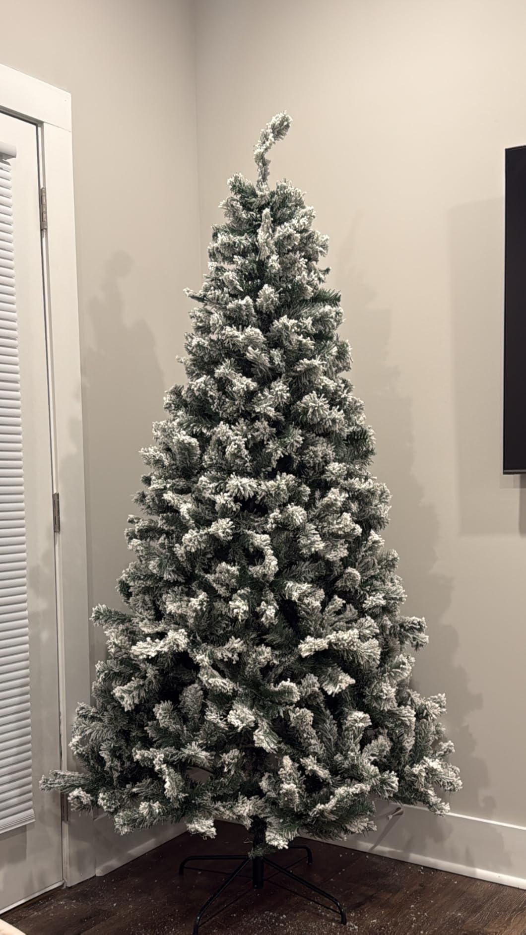 Best Choice Products Artificial Flocked Christmas Tree, 6ft Premium Unlit Pine Holiday Décor w/Full Branches, Metal Stand - Green customer photo 1