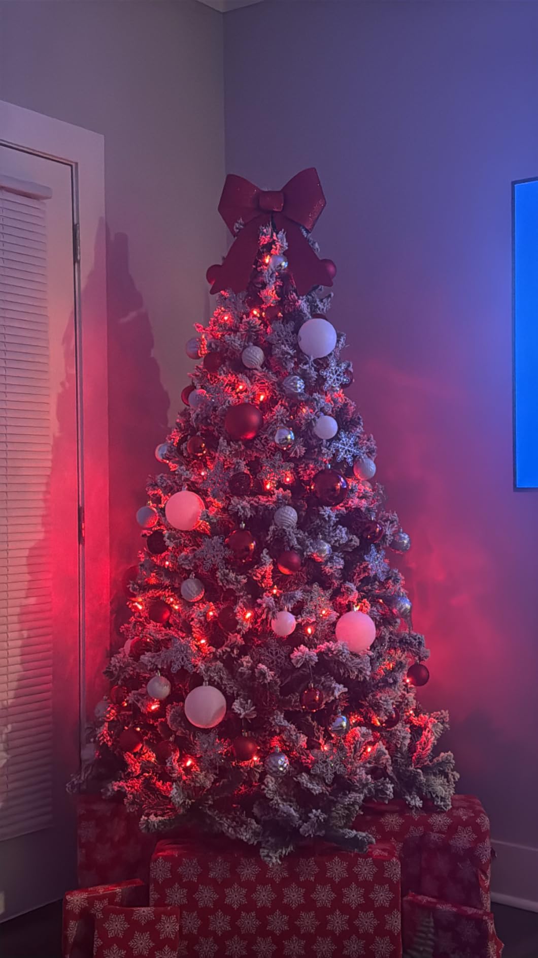 Best Choice Products Artificial Flocked Christmas Tree, 6ft Premium Unlit Pine Holiday Décor w/Full Branches, Metal Stand - Green customer photo 2