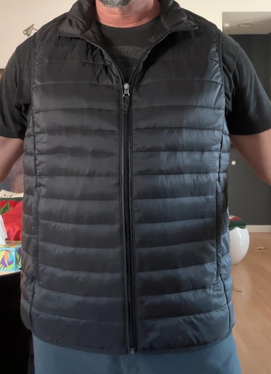 Amazon Essentials Men's Lightweight Water-Resistant Packable Puffer Vest customer photo 1