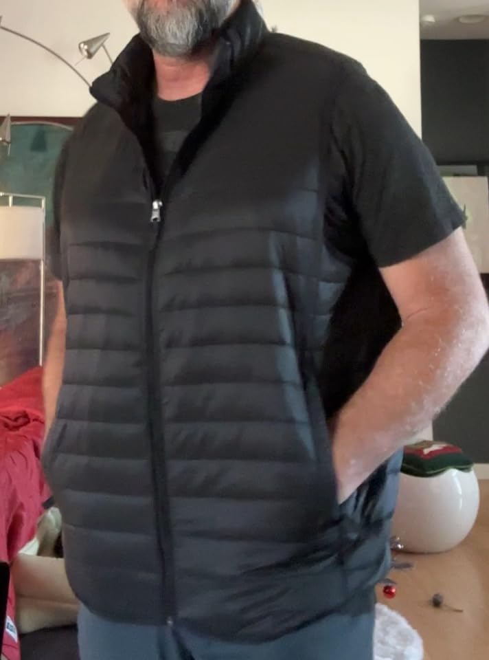 Amazon Essentials Men's Lightweight Water-Resistant Packable Puffer Vest customer photo 2