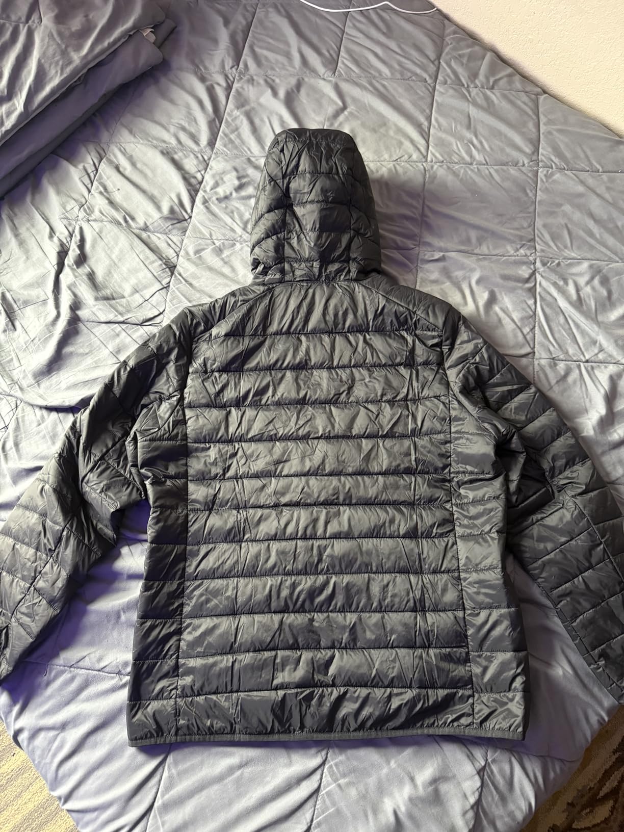 Amazon Essentials Men's Lightweight Water-Resistant Packable Hooded Puffer Jacket customer photo 2