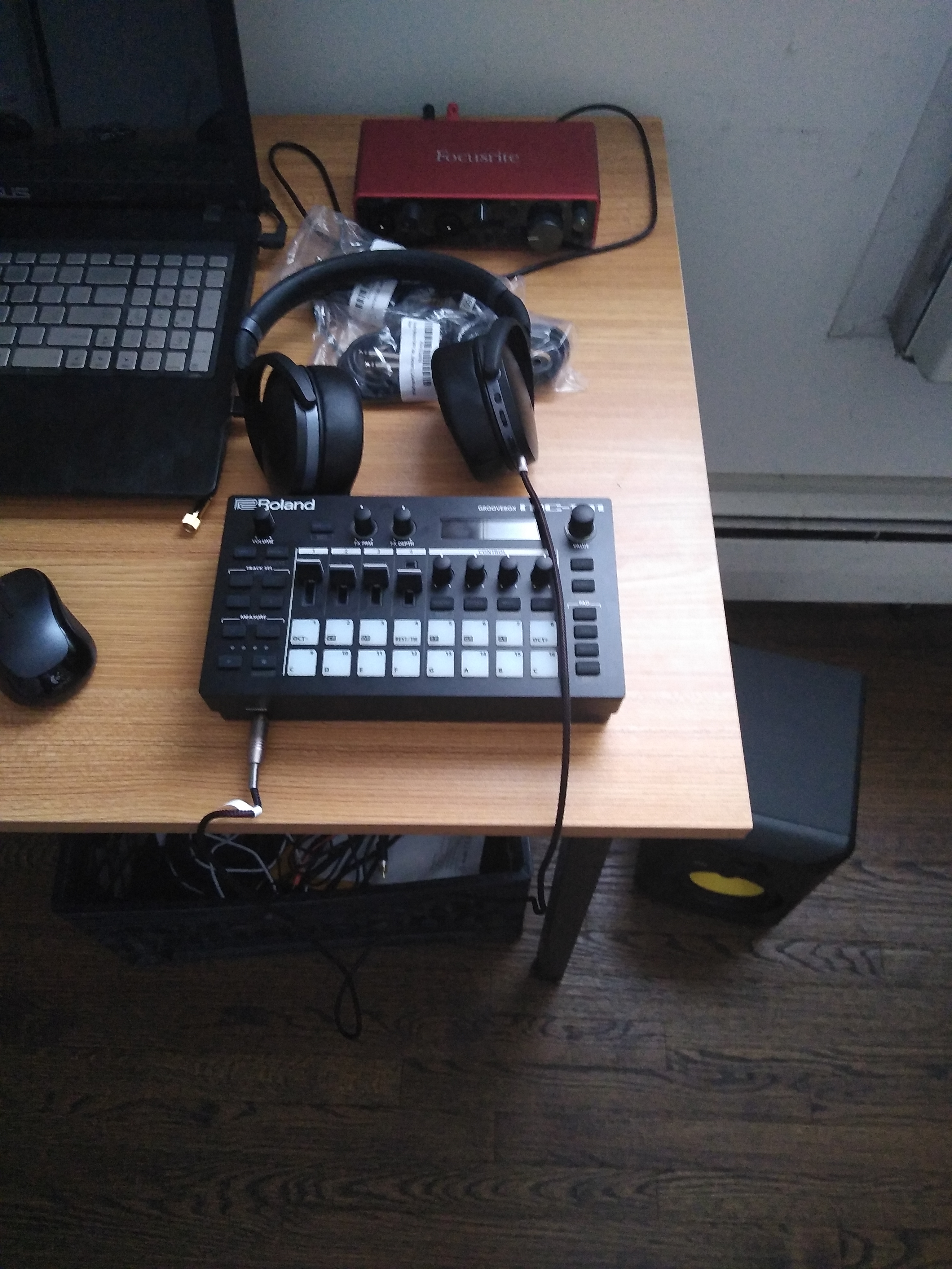 Roland MC-707 Groovebox Professional Music Production Workstation (MC-707), Standard customer photo 1