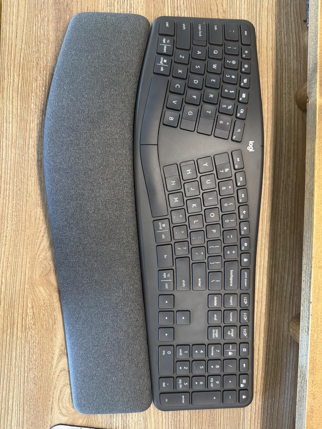 Logitech Ergo K860 Wireless Ergonomic Keyboard - Split Keyboard, Wrist Rest, Natural Typing, Stain-Resistant Fabric, Bluetooth and USB Connectivity, Compatible with Windows/Mac, Black customer photo 2