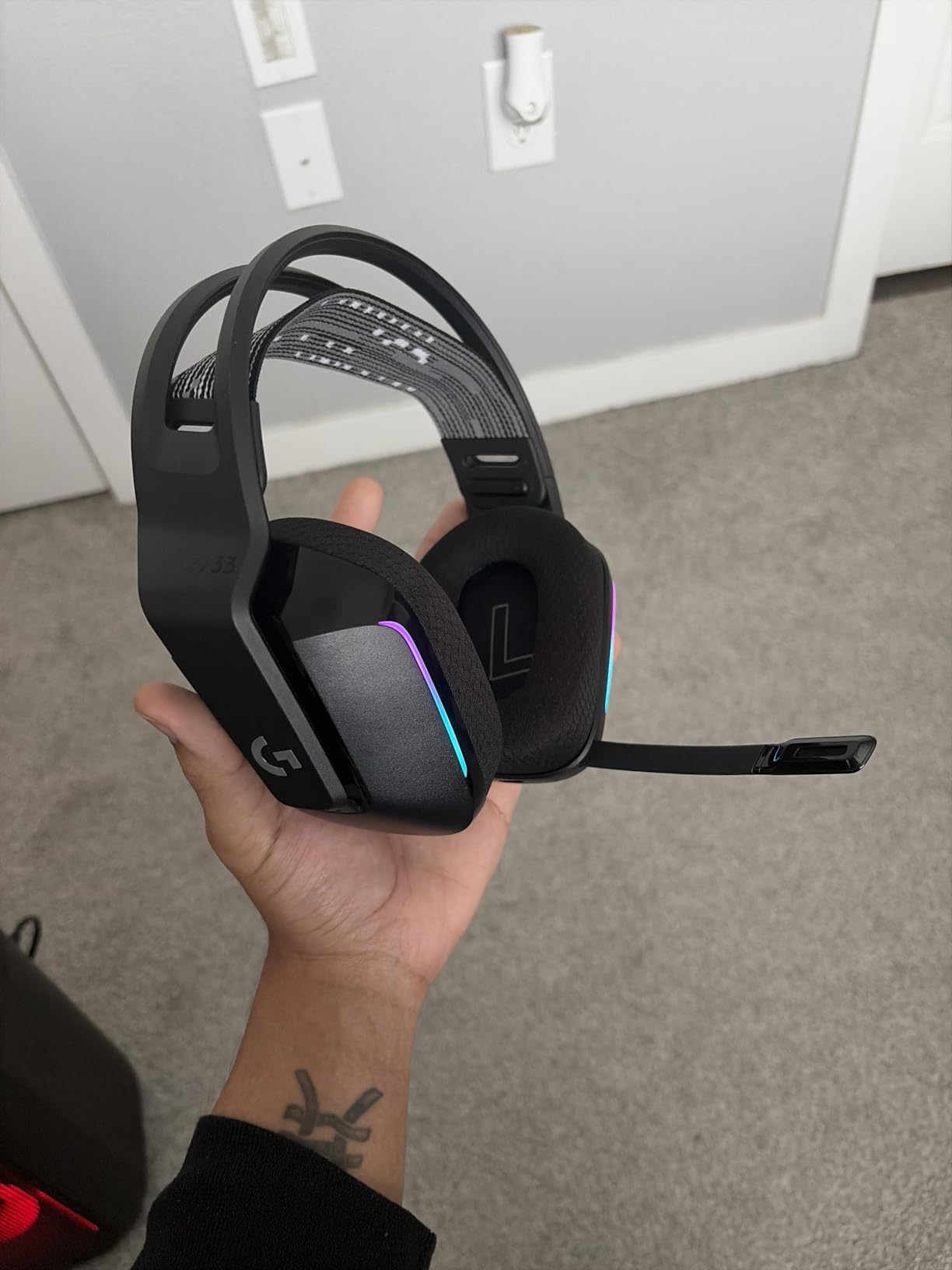 Logitech G733 Lightspeed Wireless Gaming Headset, Suspension Headband, Lightsync RGB, Blue VO!CE Mic, PRO-G Audio - Black, Gaming Headset Wireless, PC, PS5, PS4, Switch Compatible customer photo 1