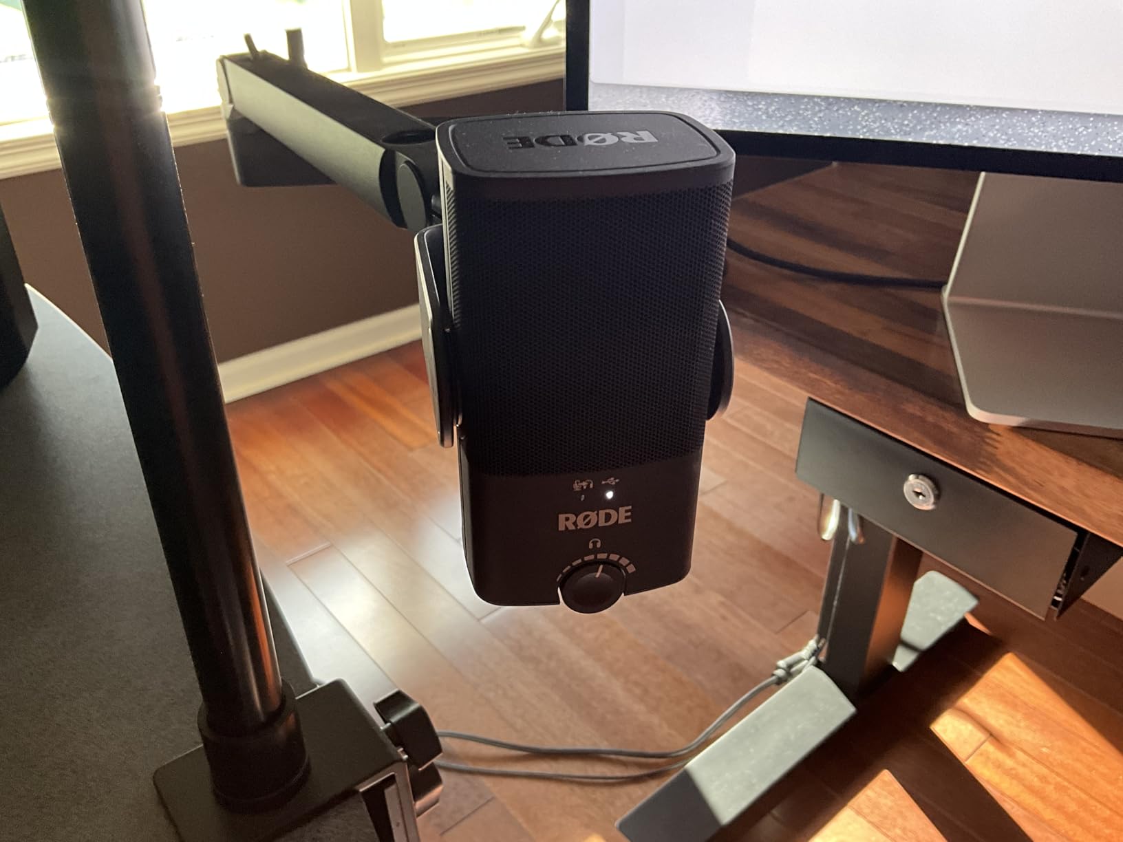 RODE NT-USB Mini Versatile Studio-quality Condenser USB Microphone with Free Software for Podcasting, Streaming, Gaming, Music Production, Vocal and Instrument Recording customer photo 1