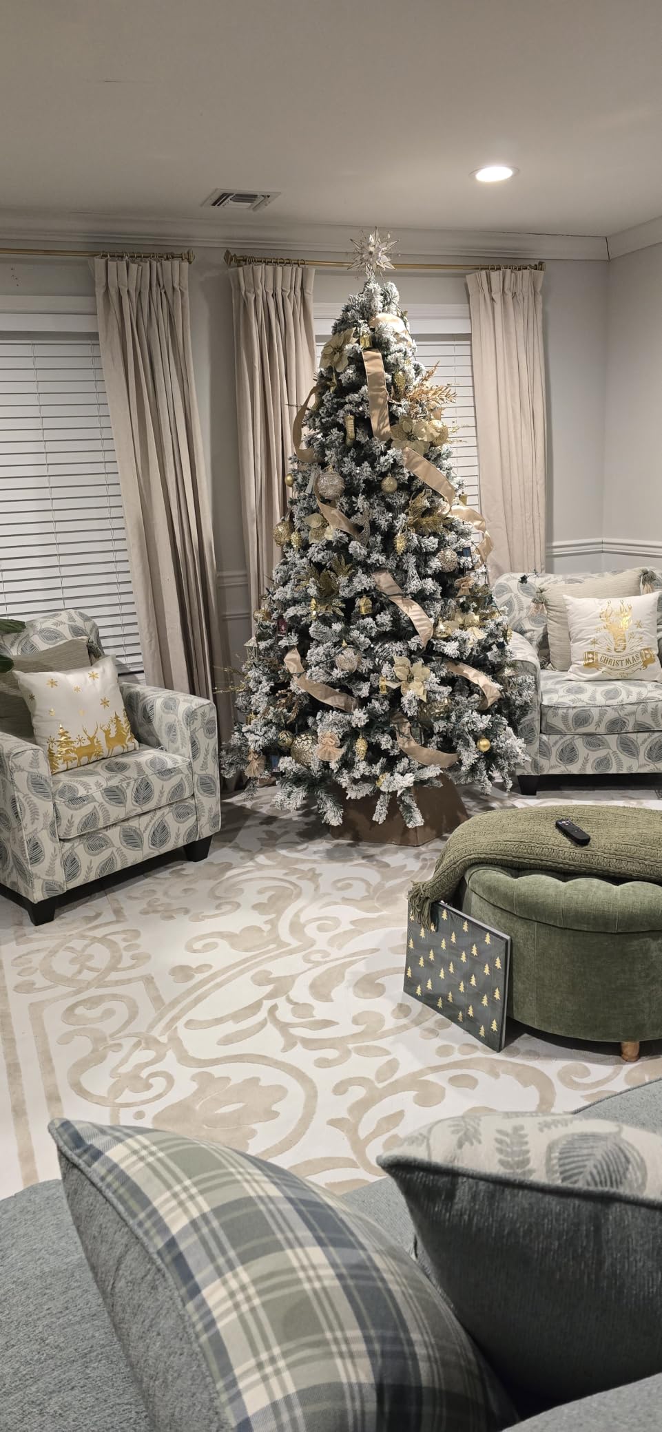 Yaheetech 7.5ft Premium Snow Flocked Hinged Artificial Christmas Tree | Fake Spruce Full Tree for Home Office Party Decoration with 1284 Branch White Snow Tips and Metal Stand customer photo 1