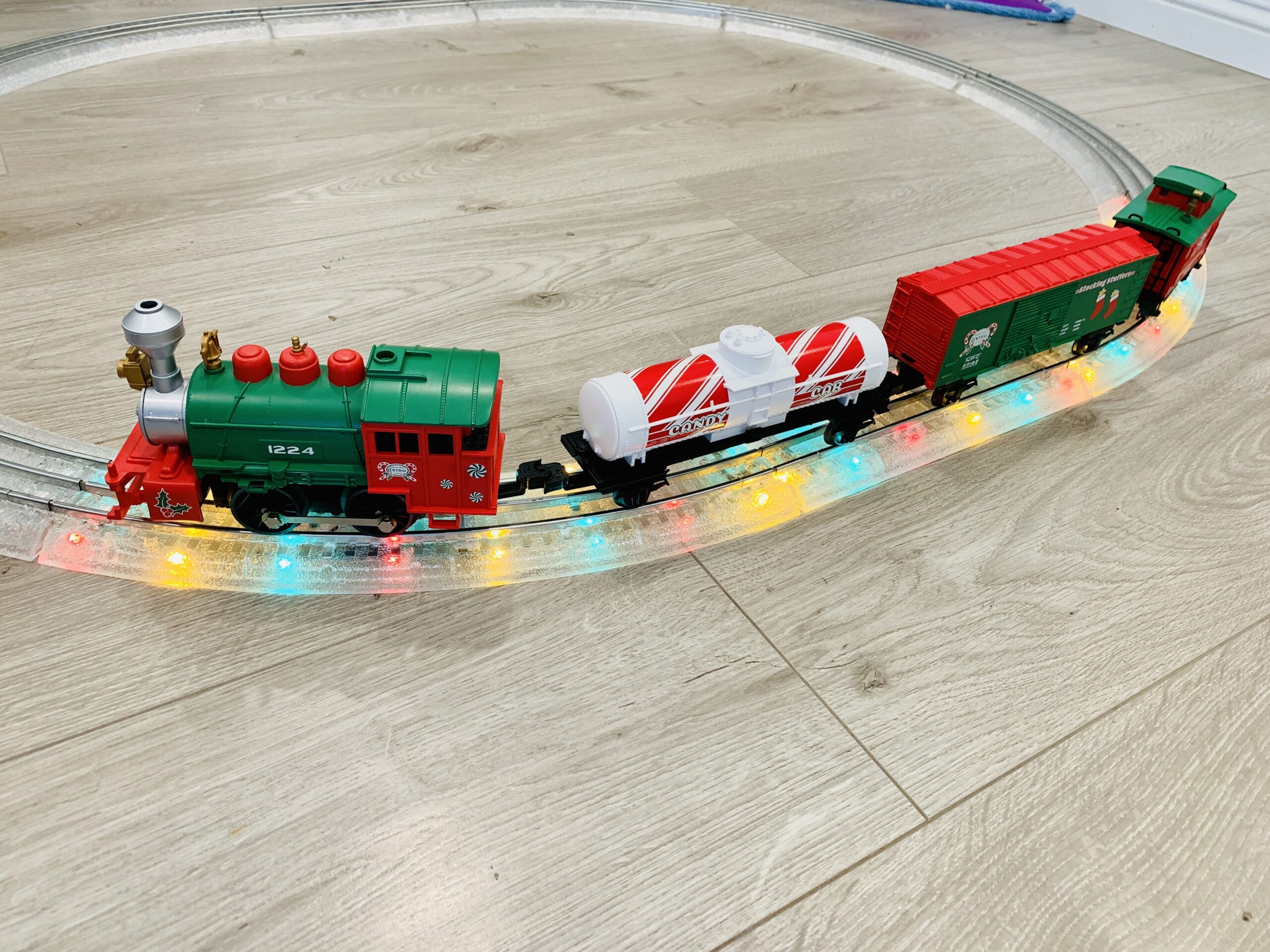 Lionel Junction North Pole Central Electric O Gauge Bluetooth Model Train Set with Remote and Lighted FasTrack customer photo 1