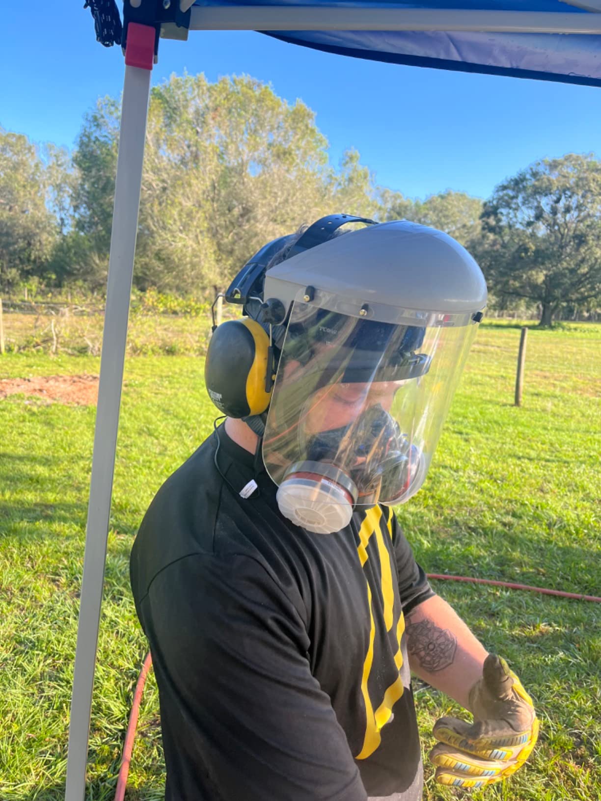Full Face Organic Vapor Respirator - Protective Eye & Nose Shield with Anti-Fog Heavy Duty Lens & Adjustable - Chemical & Particulate Respirator. Includes 2 Filter Cartridges - Industrial Grade customer photo 1