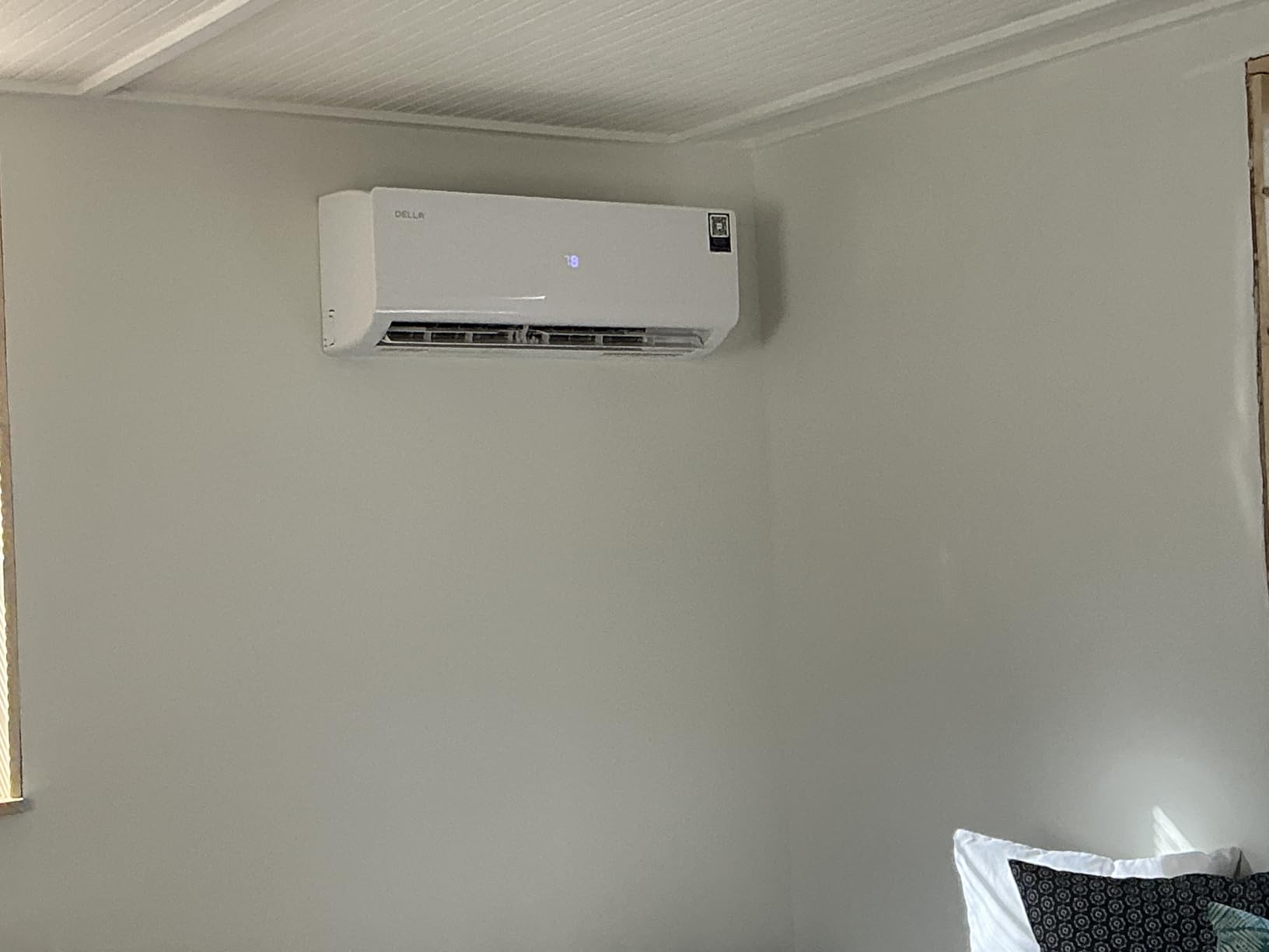 DELLA Vario Series 12000 BTU Mini Split Air Conditioner Work with Alexa with 1 Ton Pre-Charged Heat Pump Ductless Inverter System, 23 SEER2, Cools Up to 550 Sq. Ft, 16.4ft Installation Kit Included customer photo 1