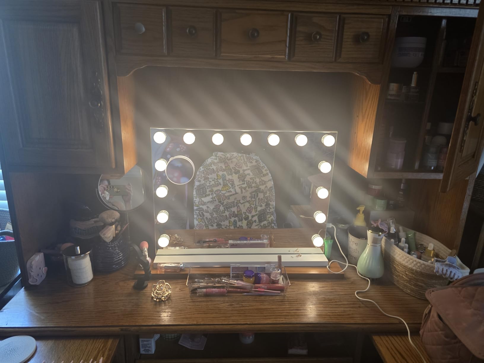 Vanity Mirror with Lights Lighted Makeup Mirror with 15 Dimmable LED Bulbs, 3 Color Lighting Modes, USB Charging Port Touch Control, Sturdy Metal Frame Design 24x18 Inch, White customer photo 1