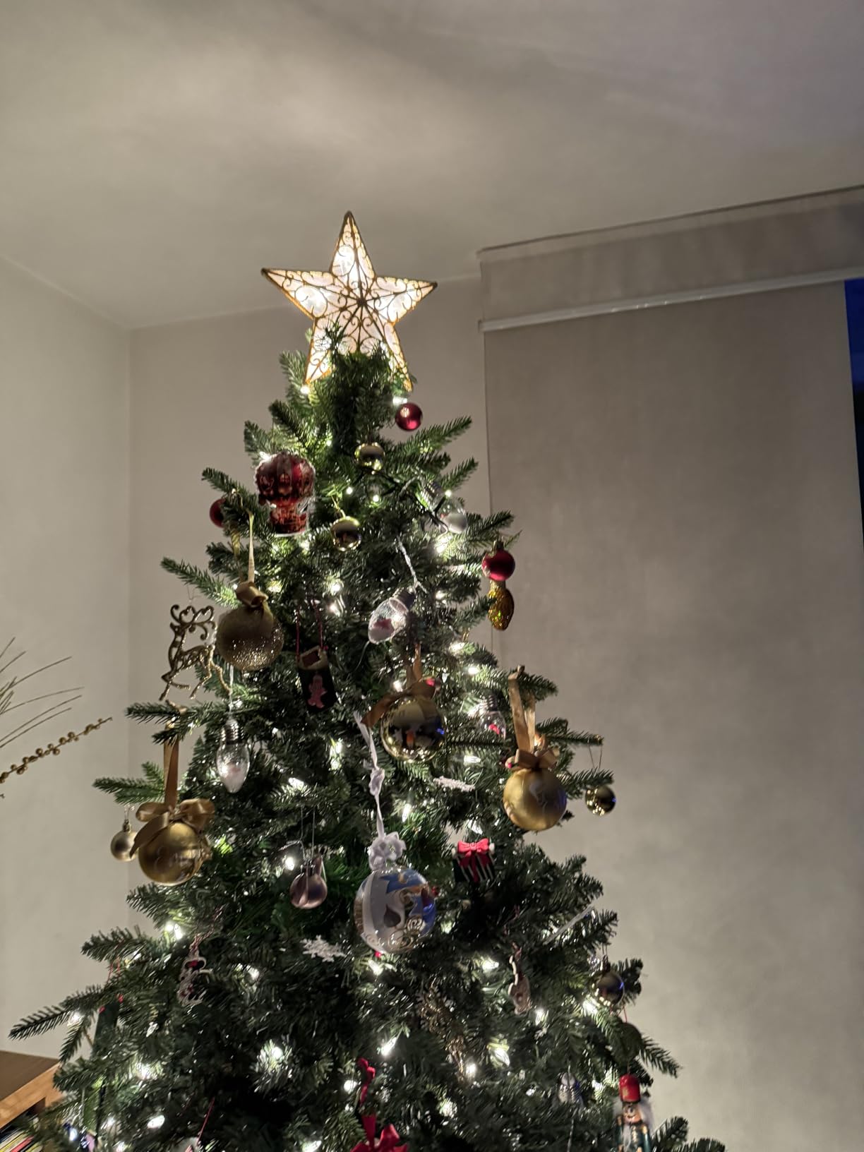 Christmas Star Tree Topper, 9.5 in Plug in Golden Glittered 3D Star Tree Topper, Metal Hollow Designed Built-in 10 Bulbs String Lights for Indoor Office Christmas New Year Holiday Tree Decoration customer photo 1