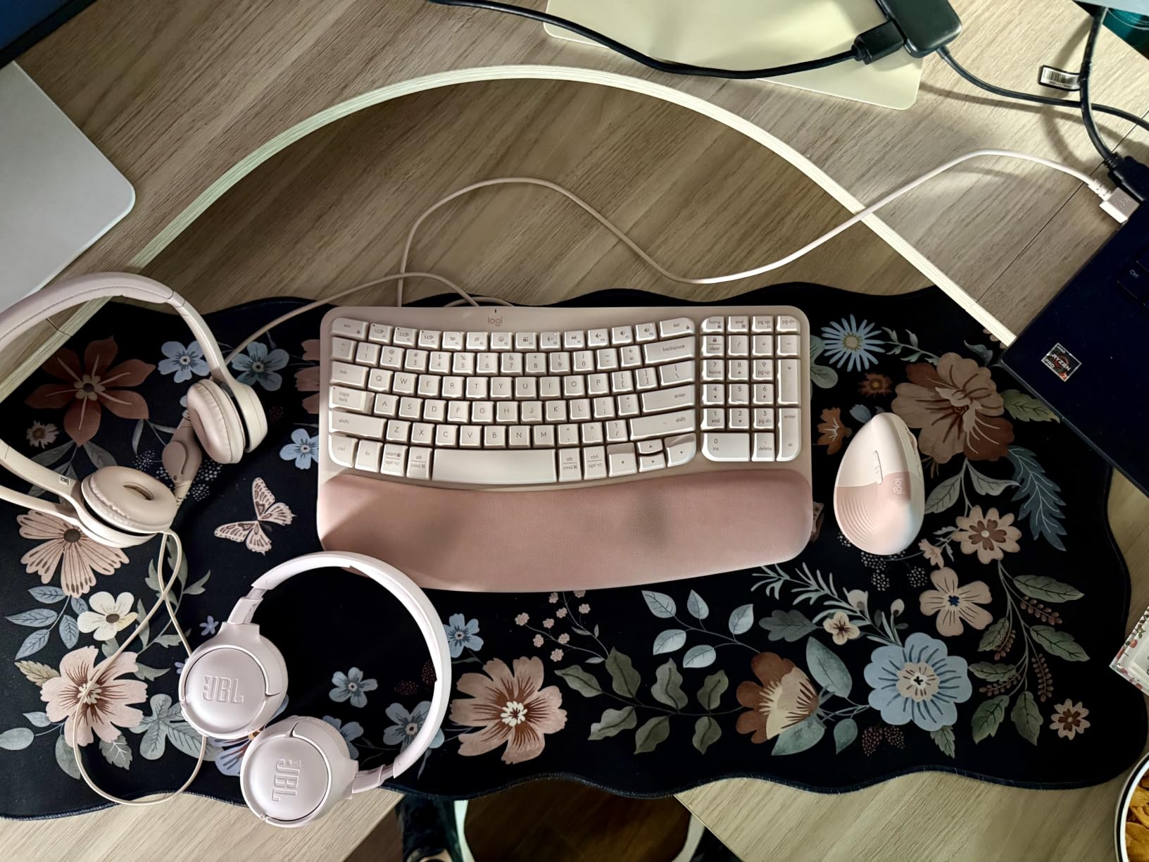 Logitech Lift Vertical Ergonomic Mouse, Wireless, Bluetooth or Logi Bolt USB Receiver, Quiet clicks, 6 Buttons, Compatible with Windows/macOS/iPadOS, Laptop, PC - Off White customer photo 2