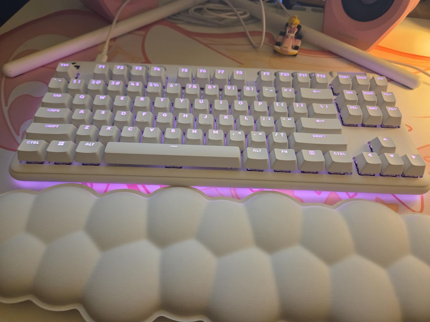 Logitech G715 Wireless Mechanical Gaming Keyboard with LIGHTSYNC RGB, Lightspeed, Linear Switches (GX Red), and Keyboard Palm Rest, PC/Mac Compatible - White Mist customer photo 2